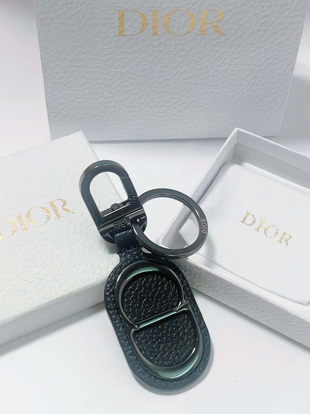 “Dior CD Diamond Logo Key Button with Leather Pellets and Metal Accents” - 图片 1