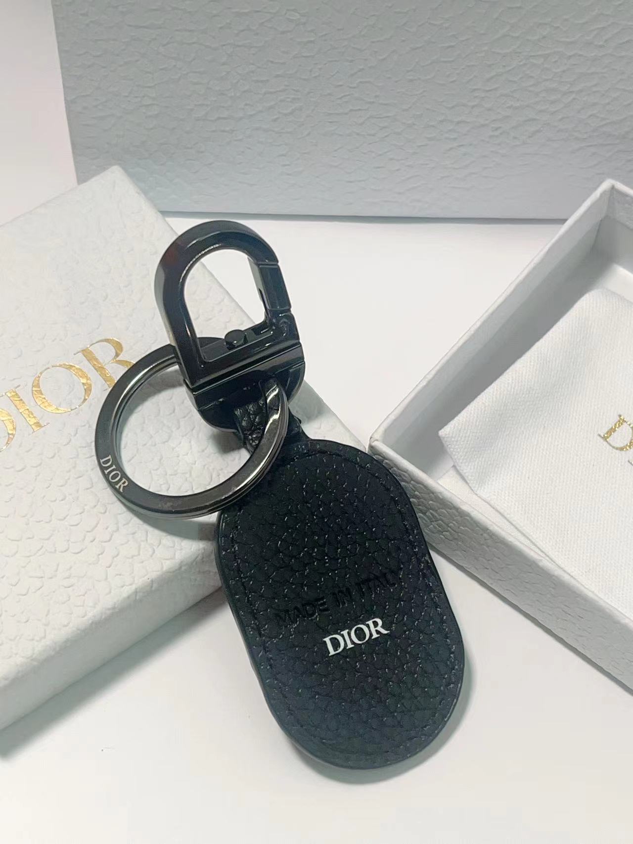“Dior CD Diamond Logo Key Button with Leather Pellets and Metal Accents” - 图片 2