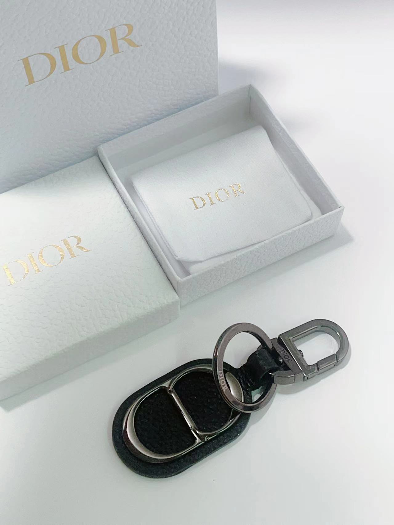 “Dior CD Diamond Logo Key Button with Leather Pellets and Metal Accents” - 图片 3