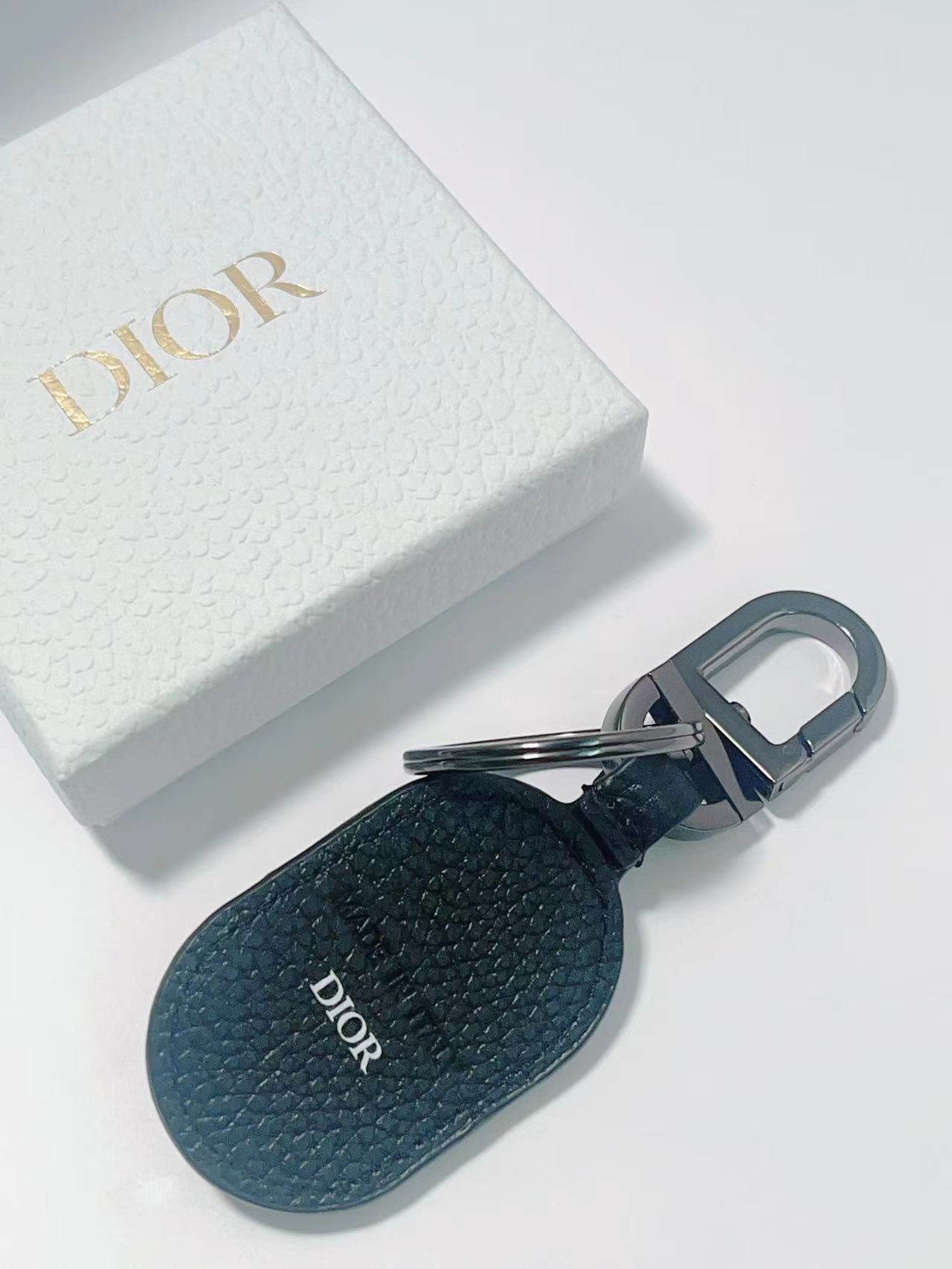 “Dior CD Diamond Logo Key Button with Leather Pellets and Metal Accents” - 图片 4