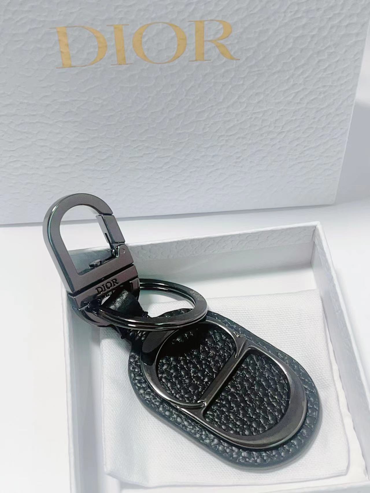 “Dior CD Diamond Logo Key Button with Leather Pellets and Metal Accents” - 图片 7