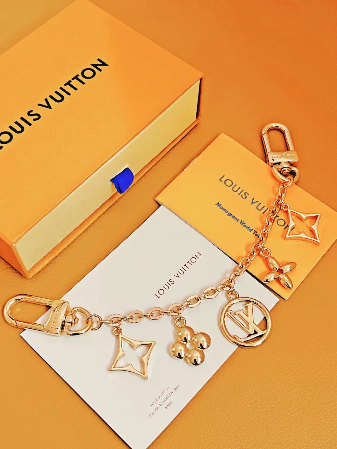 Leather keychain with metal accent - metal accent detail