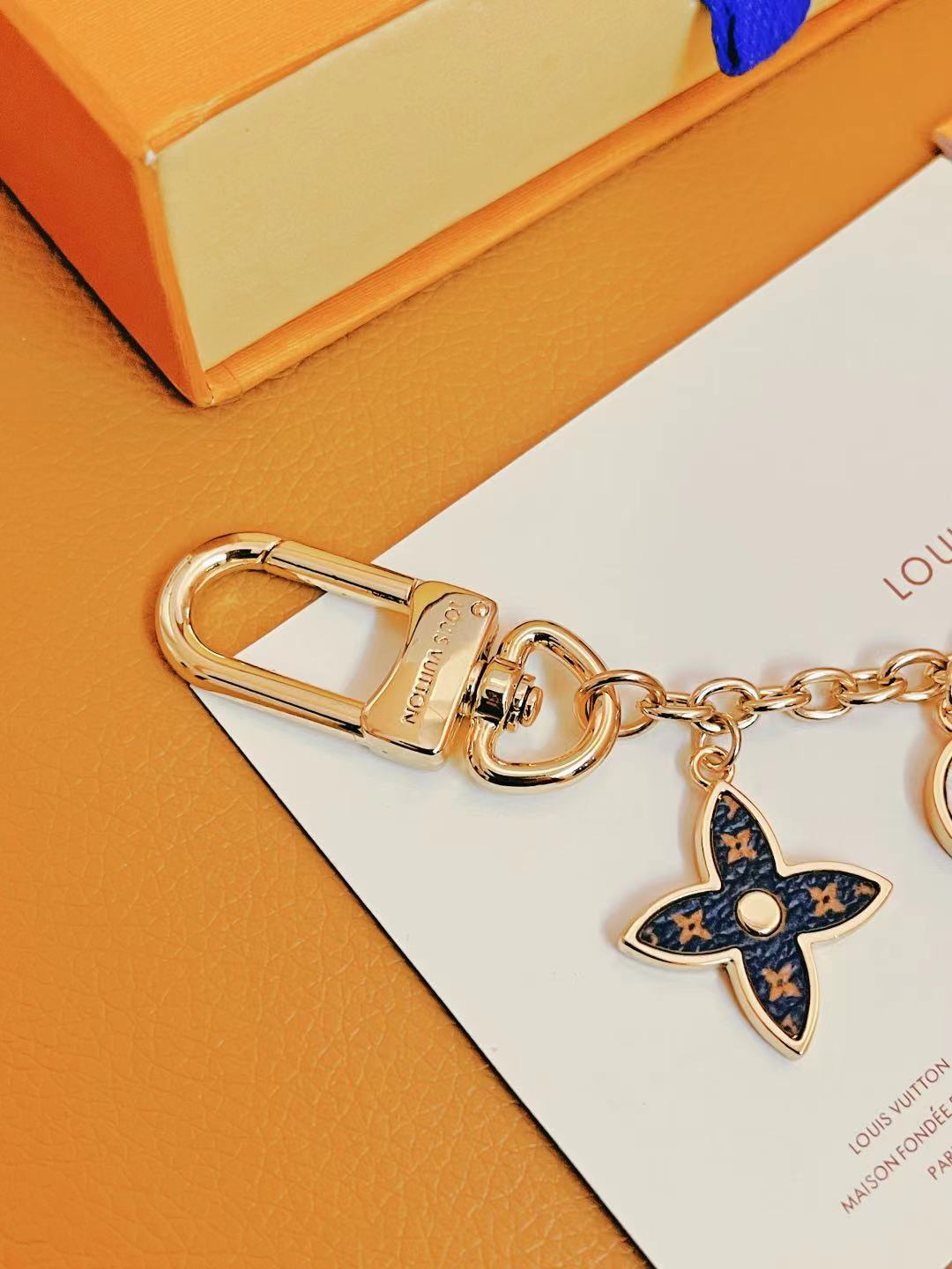 Braided leather keychain packaging