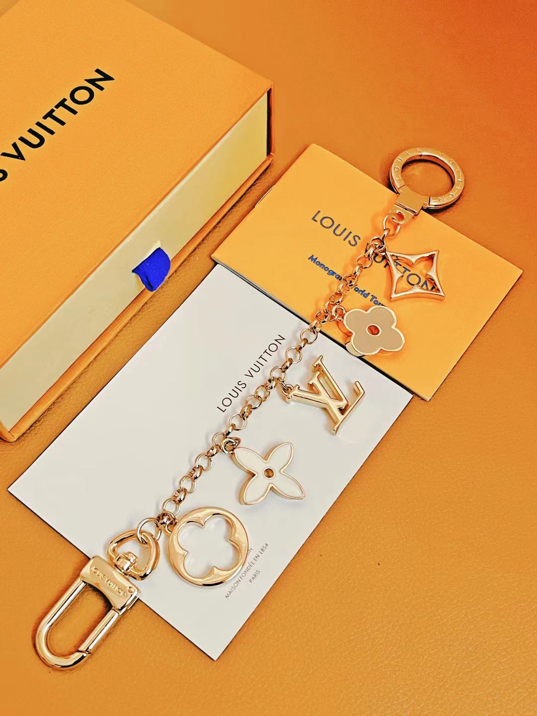 Leather keychain gift presentation