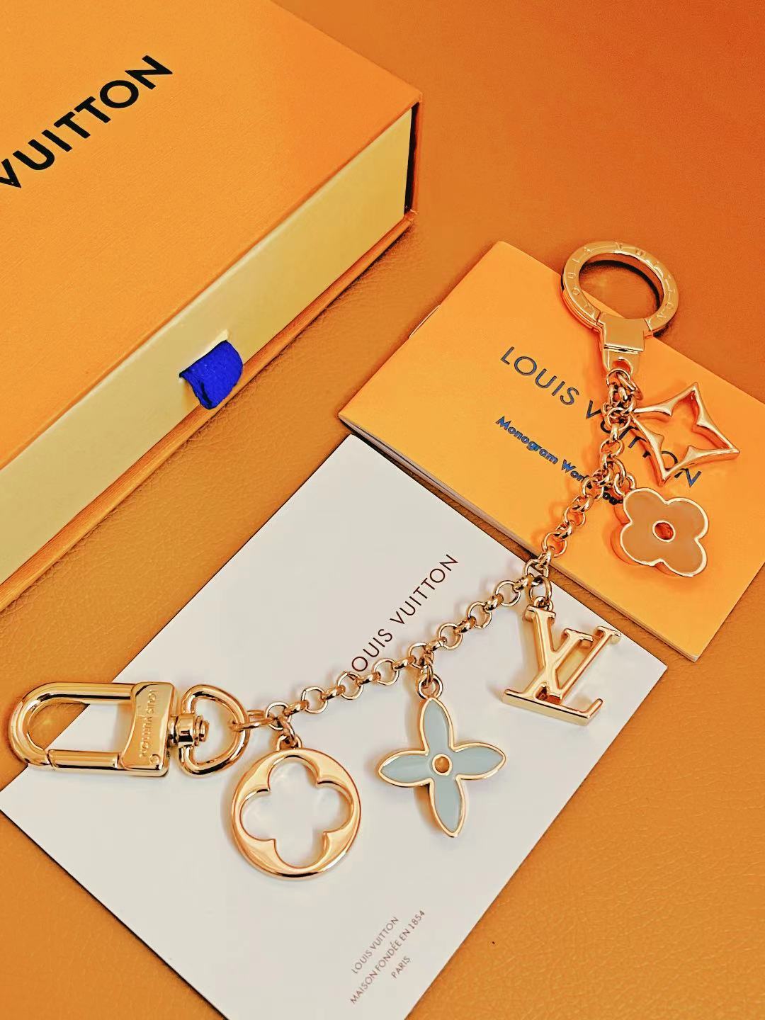 Minimalist leather key holder side view