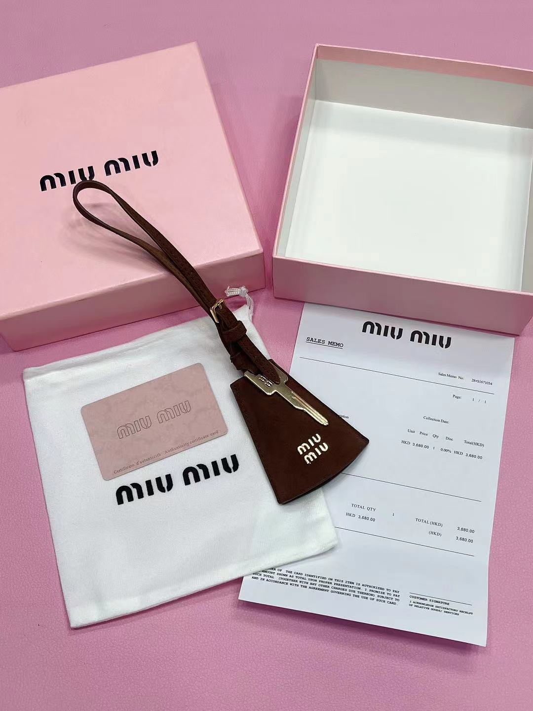 -miumiu  谬谬牛皮钥匙扣  专柜同步 原版定制 最美单品 高级感十足 整体细节非常令人惊喜，典雅而时尚，突显法式高雅气息。