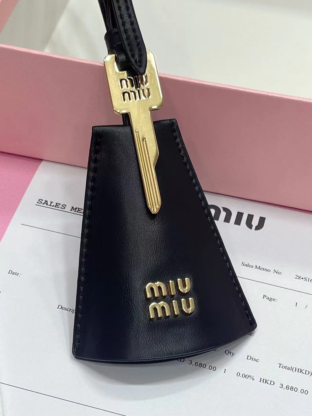 -miumiu  谬谬牛皮钥匙扣  专柜同步 原版定制 最美单品 高级感十足 整体细节非常令人惊喜，典雅而时尚，突显法式高雅气息。