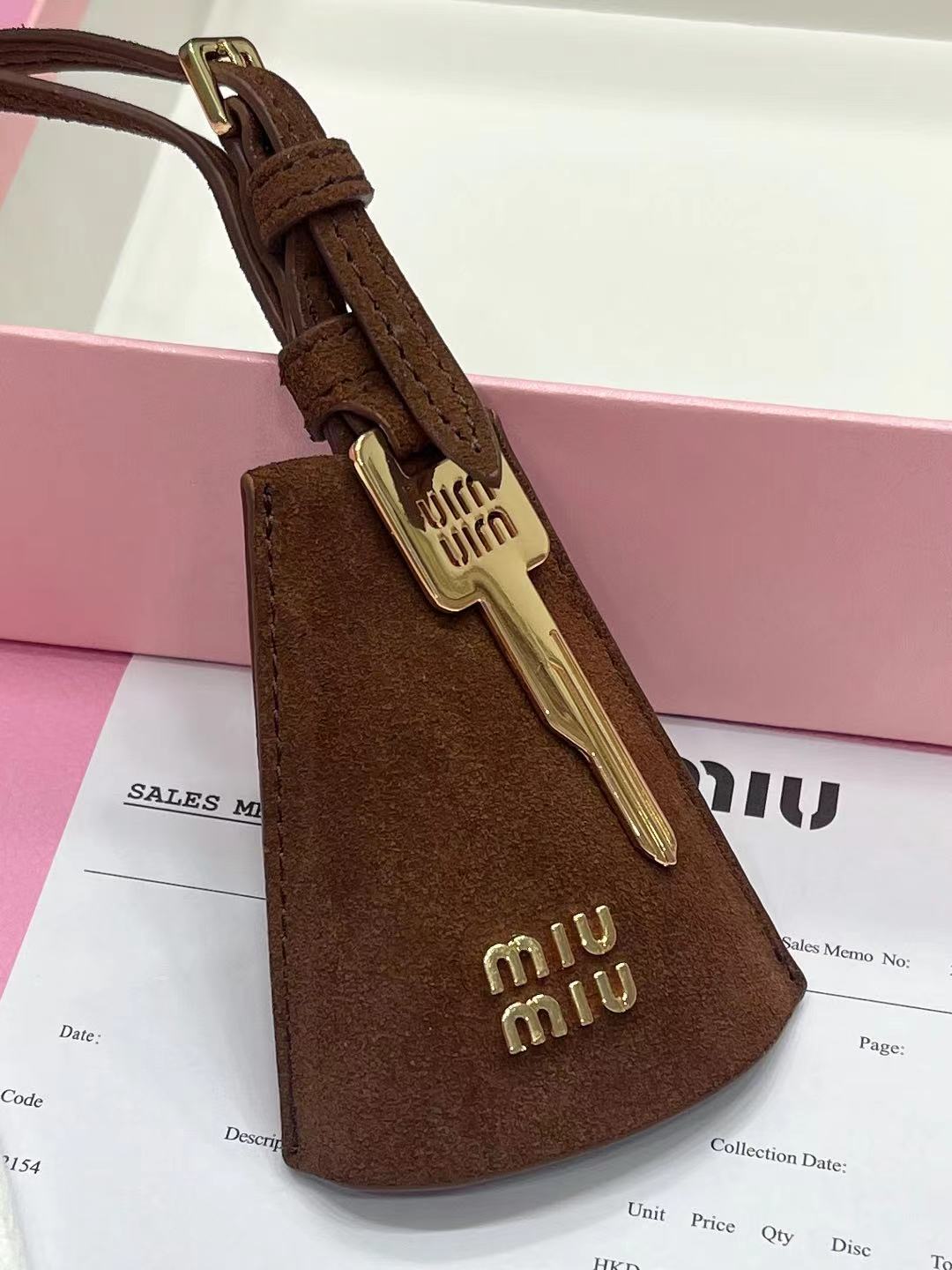 -miumiu  谬谬牛皮钥匙扣  专柜同步 原版定制 最美单品 高级感十足 整体细节非常令人惊喜，典雅而时尚，突显法式高雅气息。