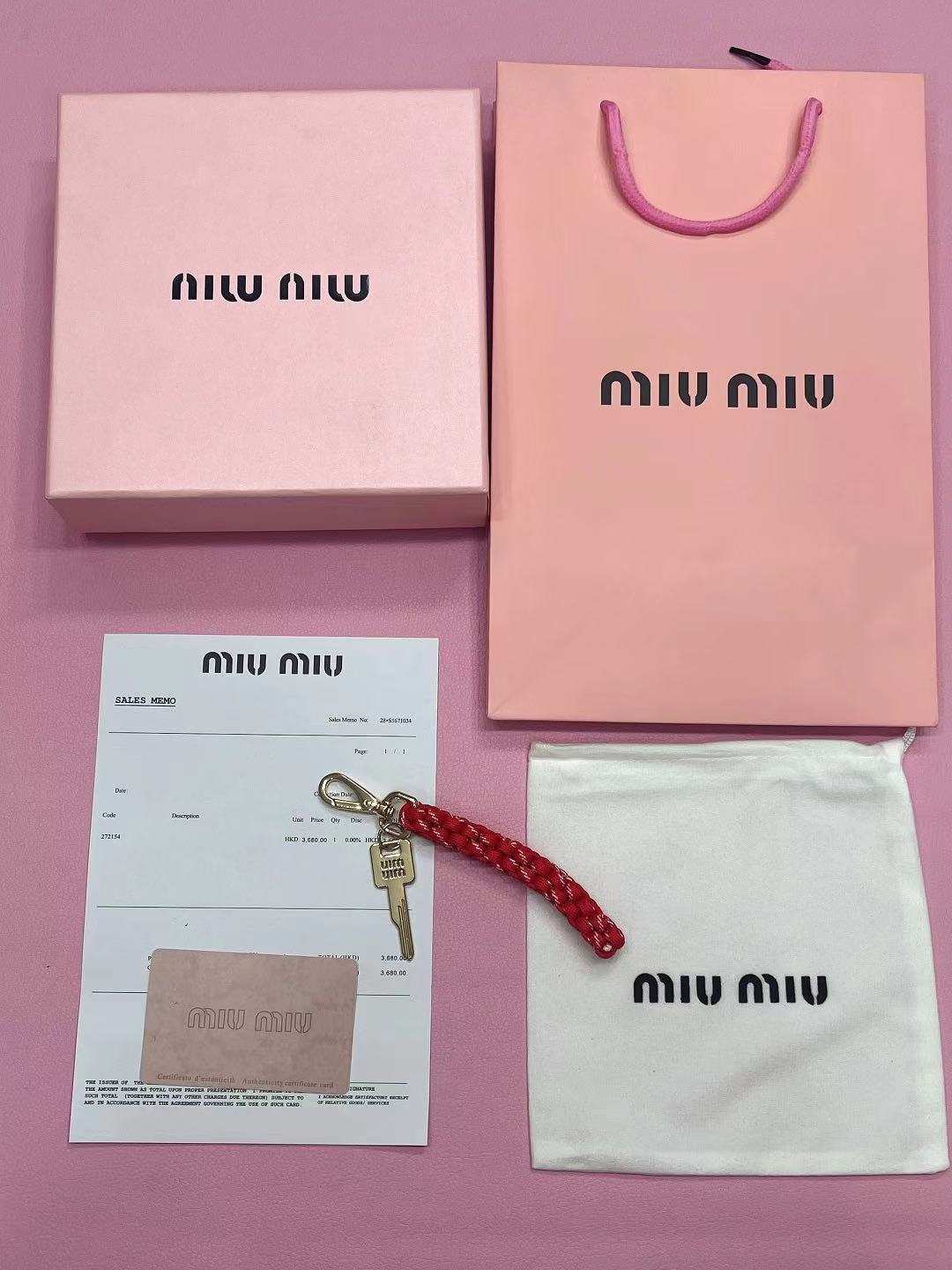 -miumiu  谬谬牛皮钥匙扣  专柜同步 原版定制 最美单品 高级感十足 整体细节非常令人惊喜，典雅而时尚，突显法式高雅气息。