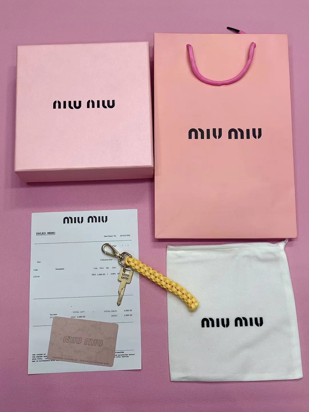 -miumiu  谬谬牛皮钥匙扣  专柜同步 原版定制 最美单品 高级感十足 整体细节非常令人惊喜，典雅而时尚，突显法式高雅气息。