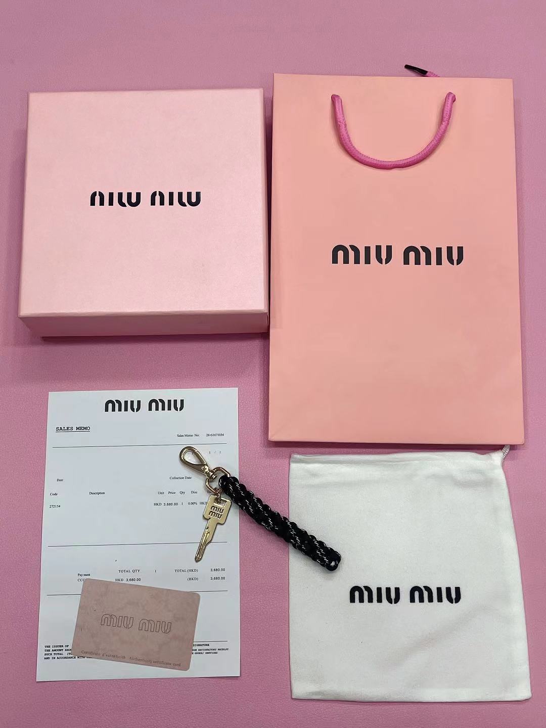 -miumiu  谬谬牛皮钥匙扣  专柜同步 原版定制 最美单品 高级感十足 整体细节非常令人惊喜，典雅而时尚，突显法式高雅气息。