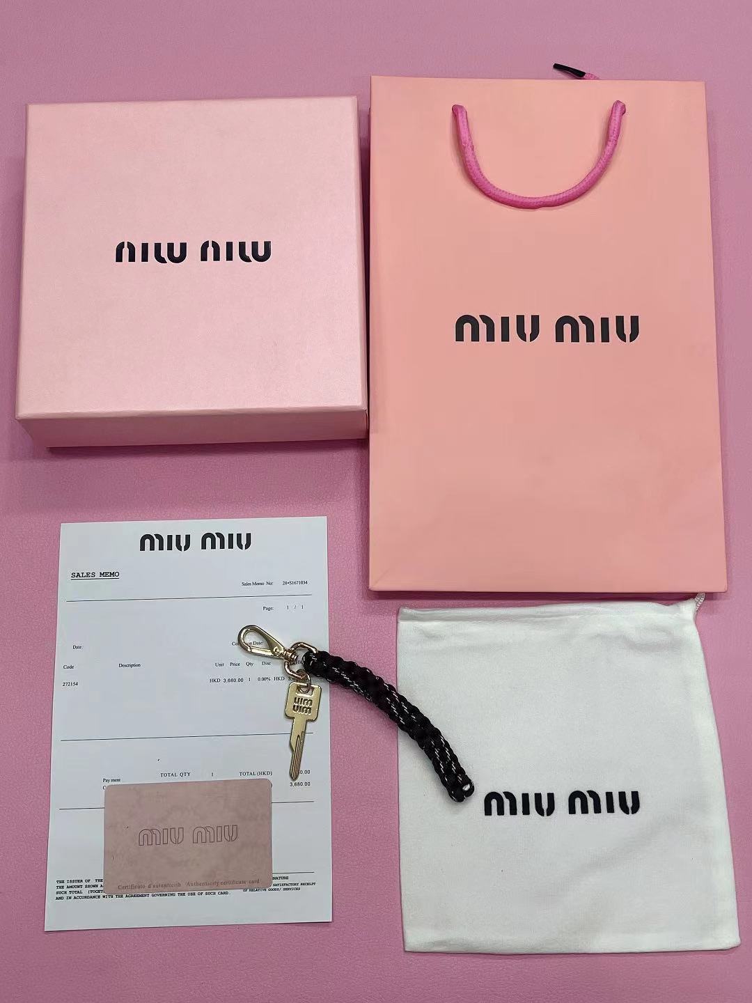 -miumiu  谬谬牛皮钥匙扣  专柜同步 原版定制 最美单品 高级感十足 整体细节非常令人惊喜，典雅而时尚，突显法式高雅气息。