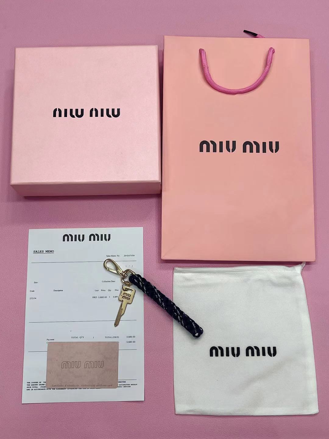 -miumiu  谬谬牛皮钥匙扣  专柜同步 原版定制 最美单品 高级感十足 整体细节非常令人惊喜，典雅而时尚，突显法式高雅气息。