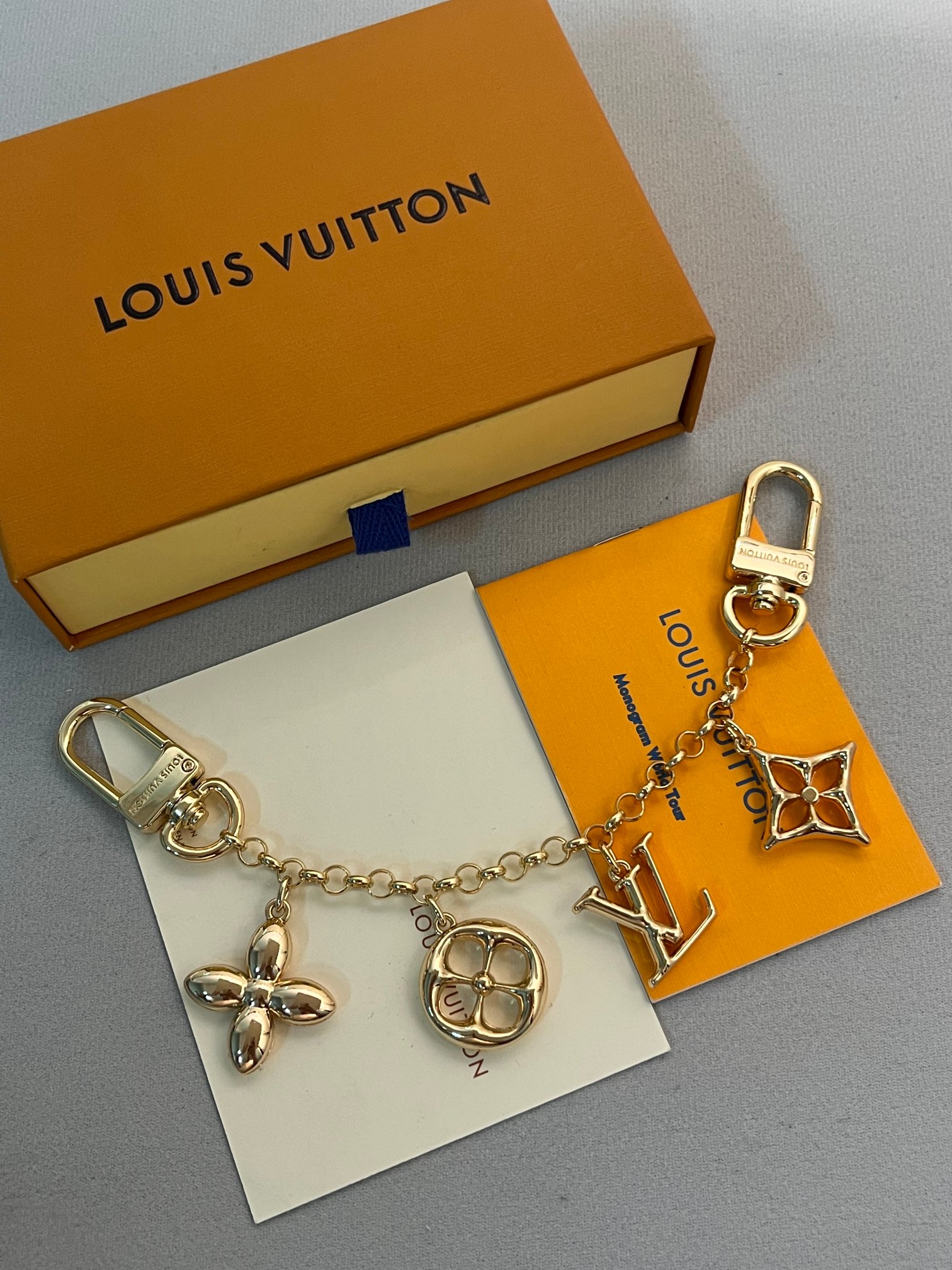 Louis Vuitton LV Chain Key Button Pyjamas in Monogram Canvas and Gold – Classic Elegance - 图片 1