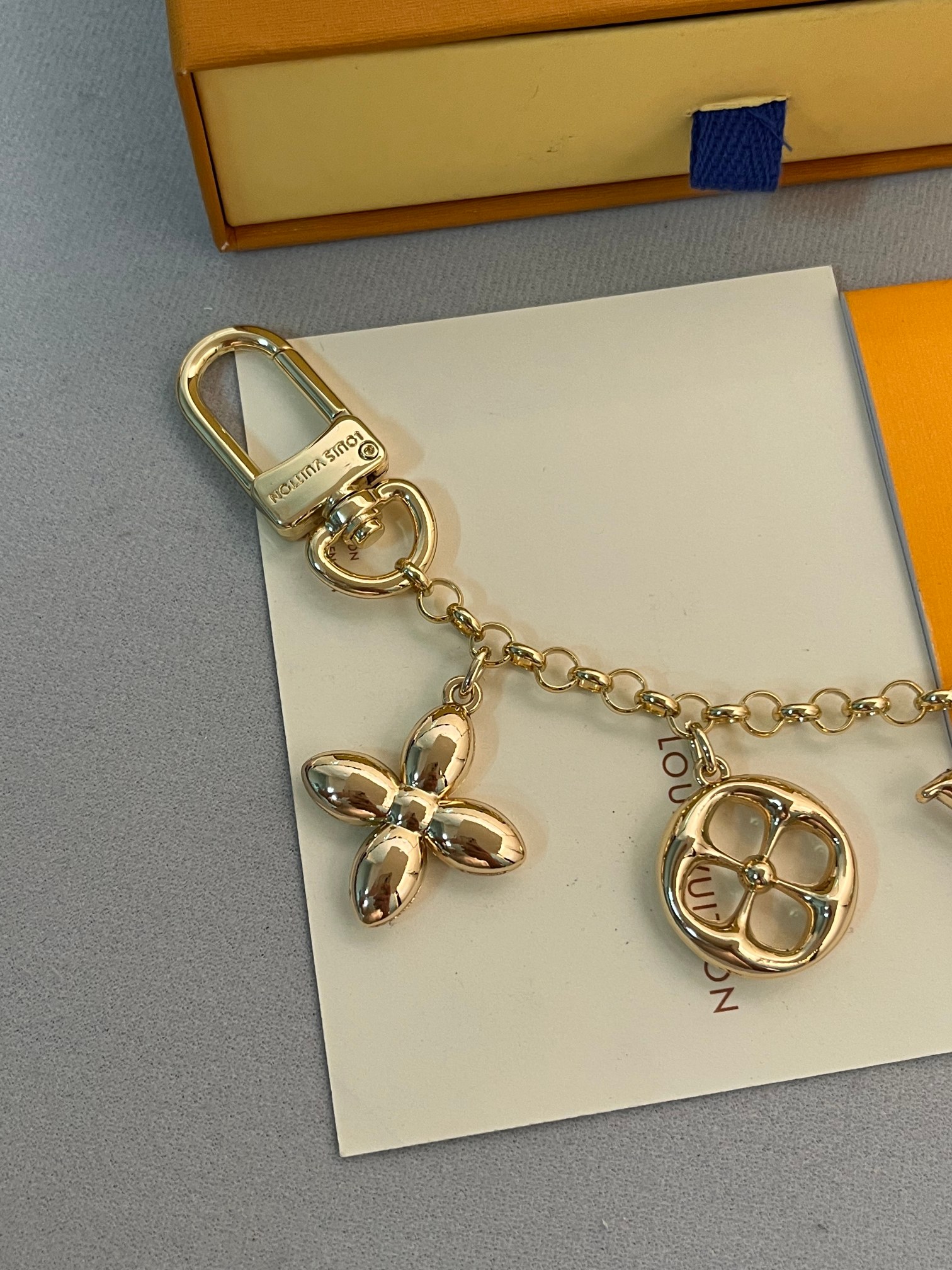 Louis Vuitton LV Chain Key Button Pyjamas in Monogram Canvas and Gold – Classic Elegance - 图片 5