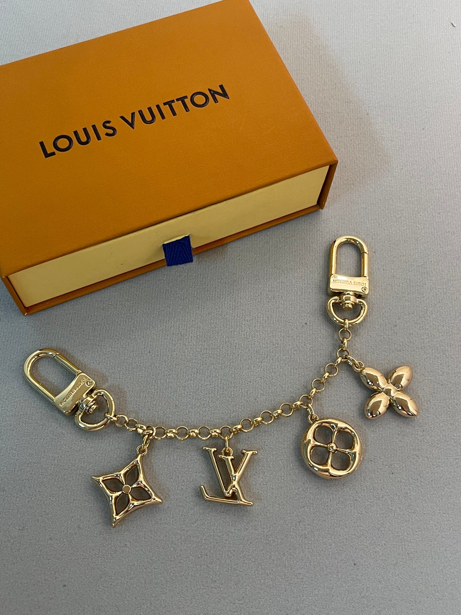 Louis Vuitton LV Chain Key Button Pyjamas in Monogram Canvas and Gold – Classic Elegance - 图片 4