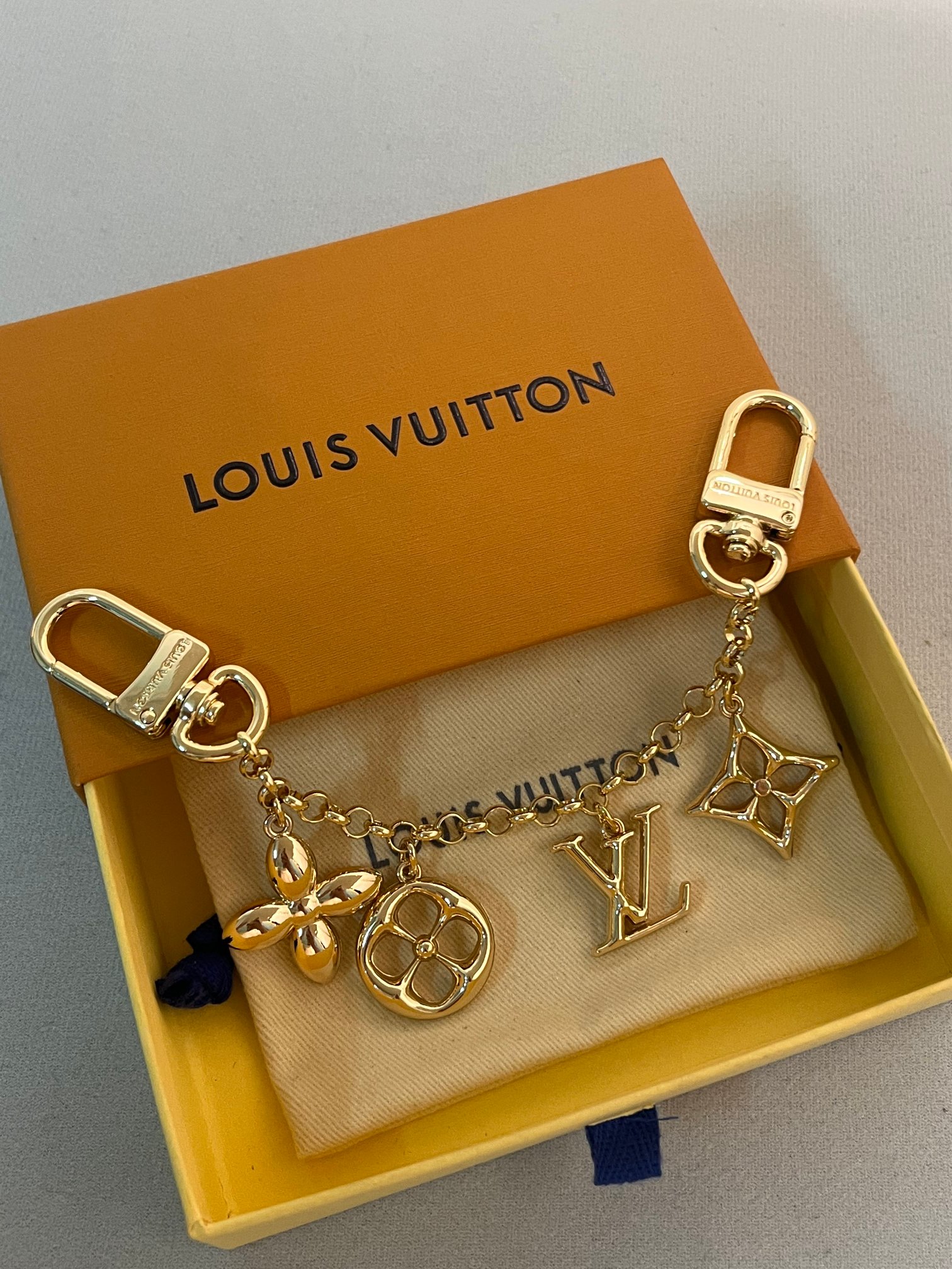 Louis Vuitton LV Chain Key Button Pyjamas in Monogram Canvas and Gold – Classic Elegance - 图片 3