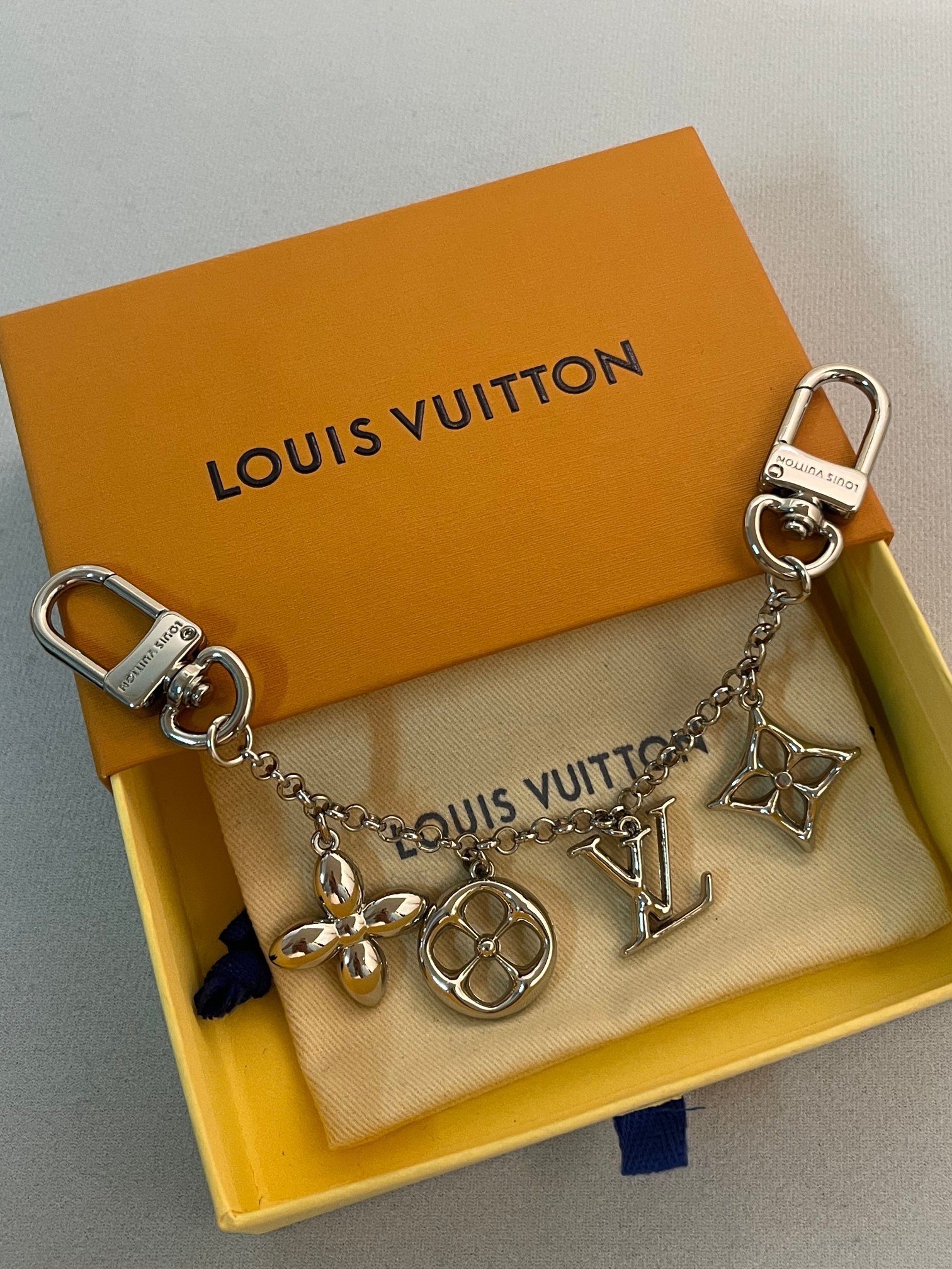 Louis Vuitton LV Monogram Pyjama Chain in Light Colors with Silver Details - 图片 3