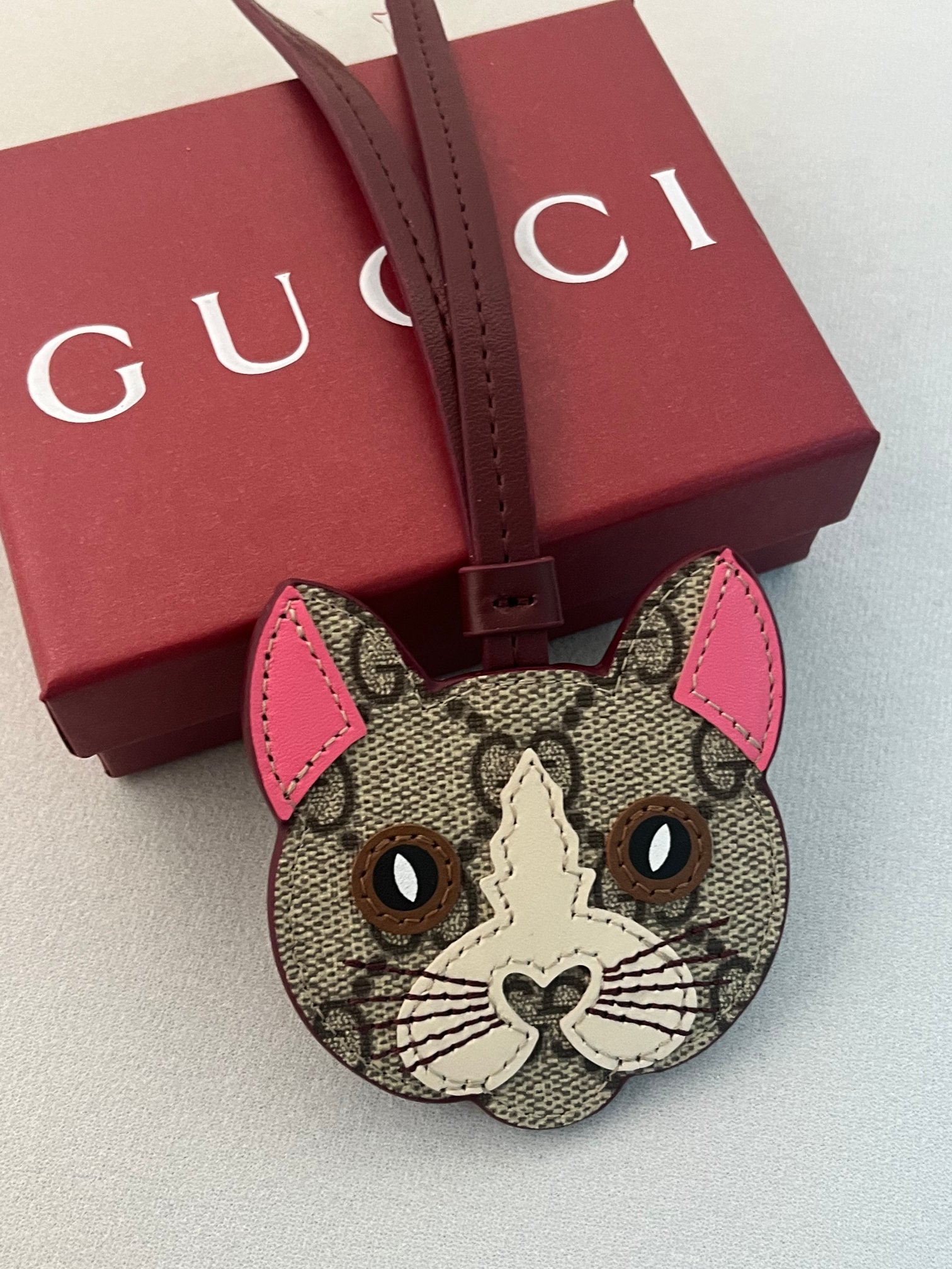 ❤️105包邮/原单代购级别
古驰全新GG Emblem系列焕新诠释品牌的隽永优雅风范和精湛工艺。这款俏皮可爱的手袋挂饰采用猫咪造型设计，精心点缀多色皮革细节，焕新演绎品牌全新标志性单品系列，也可当作钥匙