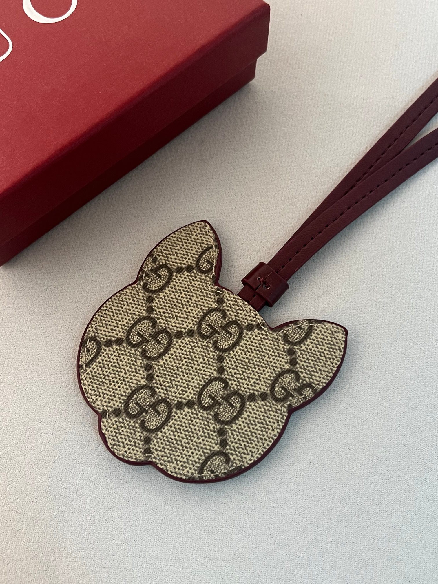 ❤️105包邮/原单代购级别
古驰全新GG Emblem系列焕新诠释品牌的隽永优雅风范和精湛工艺。这款俏皮可爱的手袋挂饰采用猫咪造型设计，精心点缀多色皮革细节，焕新演绎品牌全新标志性单品系列，也可当作钥匙