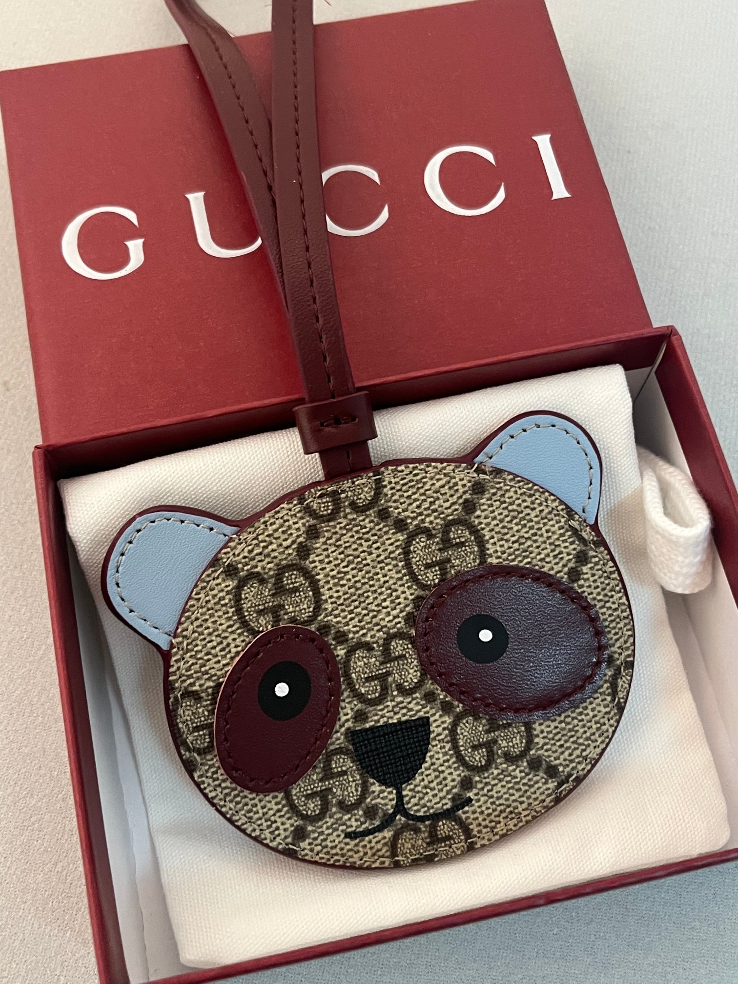 ❤️105包邮/原单代购级别
古驰全新GG Emblem系列焕新诠释品牌的隽永优雅风范和精湛工艺。这款俏皮可爱的手袋挂饰采用熊猫造型设计，精心点缀多色皮革细节，焕新演绎品牌全新标志性单品系列，也可当作钥匙