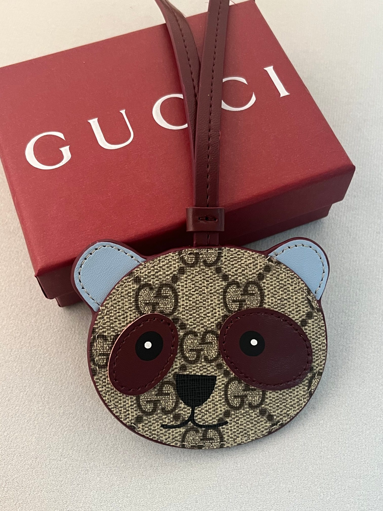 ❤️105包邮/原单代购级别
古驰全新GG Emblem系列焕新诠释品牌的隽永优雅风范和精湛工艺。这款俏皮可爱的手袋挂饰采用熊猫造型设计，精心点缀多色皮革细节，焕新演绎品牌全新标志性单品系列，也可当作钥匙