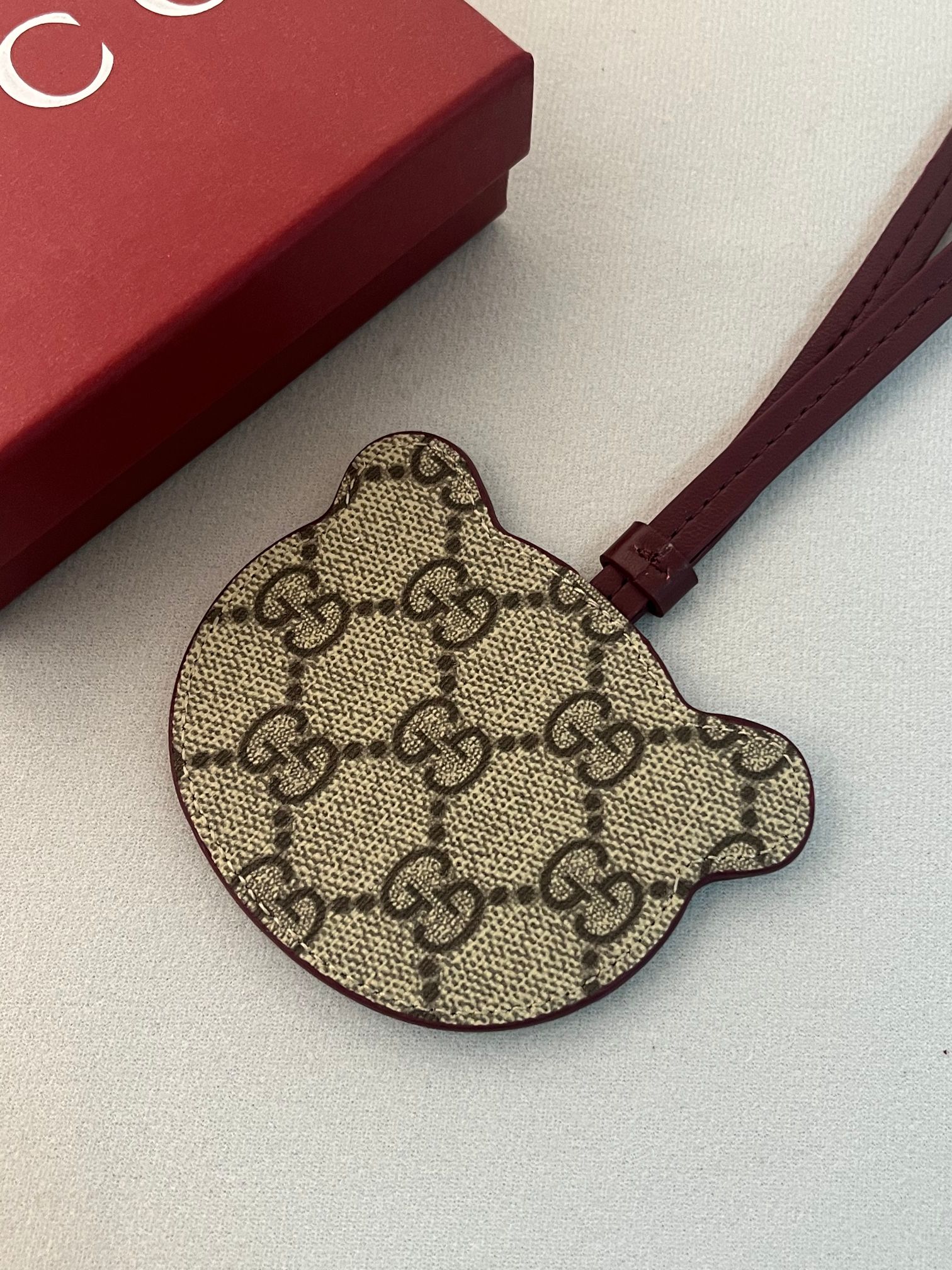❤️105包邮/原单代购级别
古驰全新GG Emblem系列焕新诠释品牌的隽永优雅风范和精湛工艺。这款俏皮可爱的手袋挂饰采用熊猫造型设计，精心点缀多色皮革细节，焕新演绎品牌全新标志性单品系列，也可当作钥匙