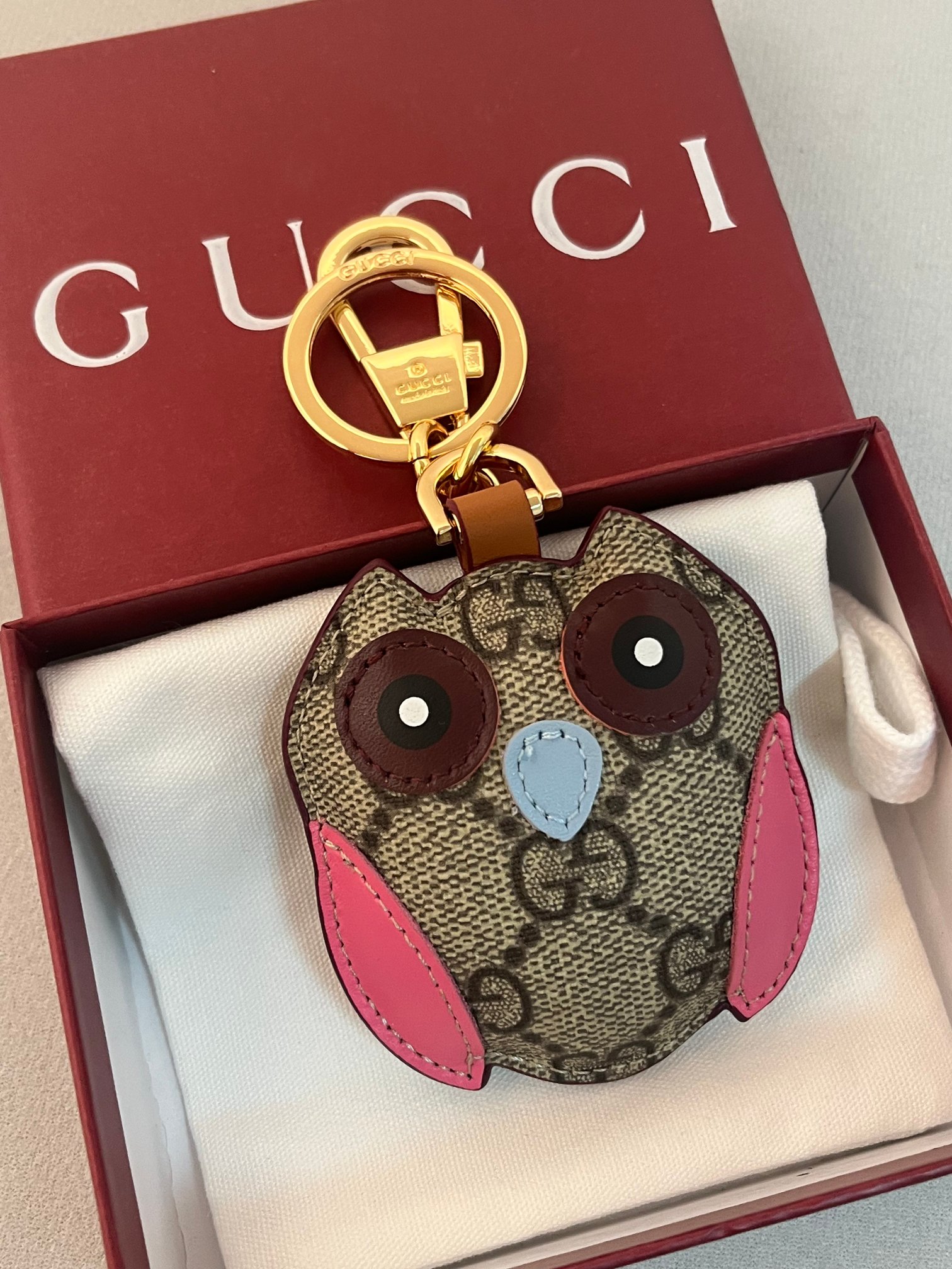 ❤️115包邮/原单代购级别
古驰全新GG Emblem系列焕新诠释品牌的隽永优雅风范和精湛工艺。这款俏皮可爱的手袋挂饰采用猫头鹰造型设计，精心点缀多色皮革细节，焕新演绎品牌全新标志性单品系列，也可当作钥匙