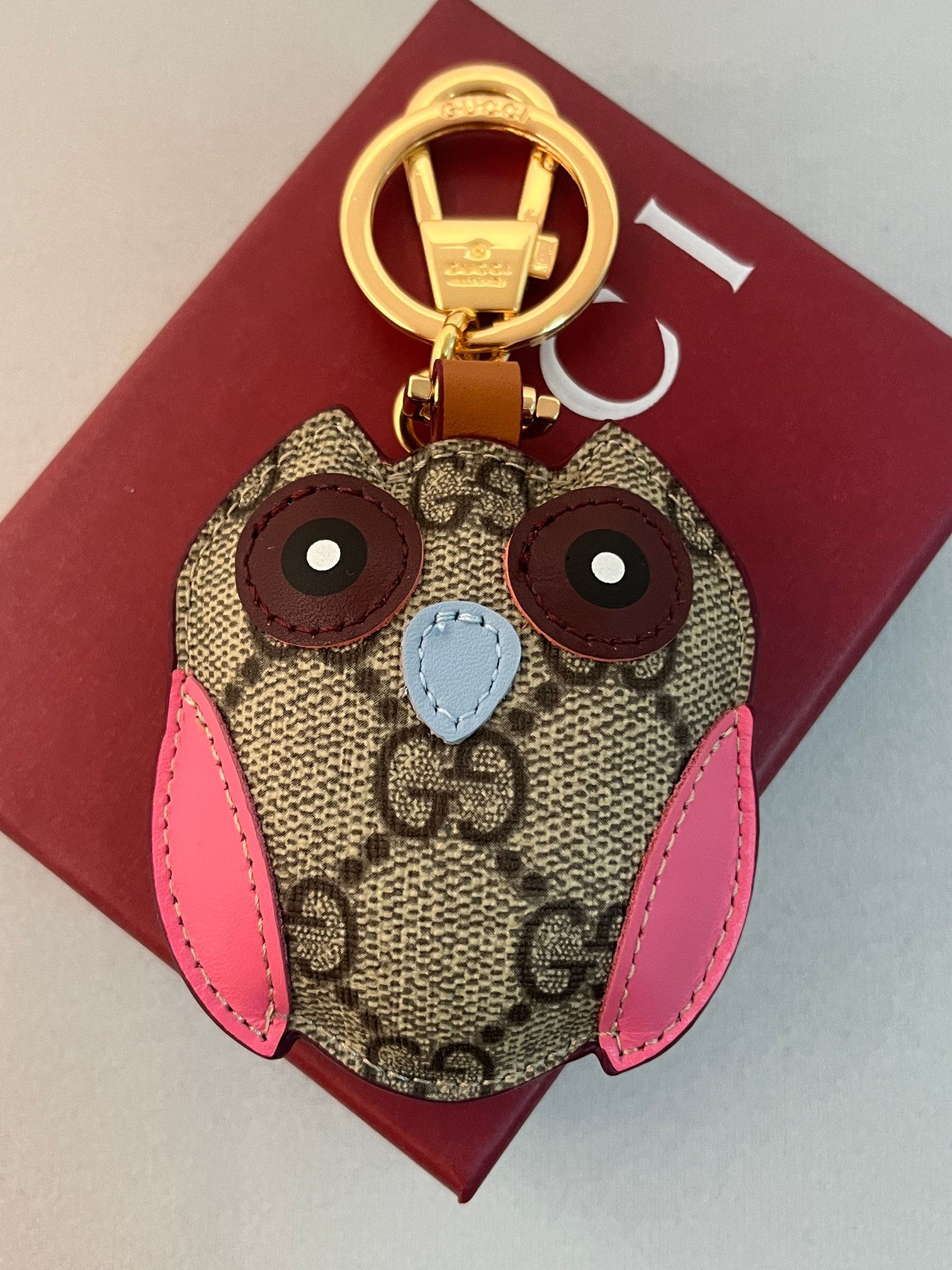 ❤️115包邮/原单代购级别
古驰全新GG Emblem系列焕新诠释品牌的隽永优雅风范和精湛工艺。这款俏皮可爱的手袋挂饰采用猫头鹰造型设计，精心点缀多色皮革细节，焕新演绎品牌全新标志性单品系列，也可当作钥匙