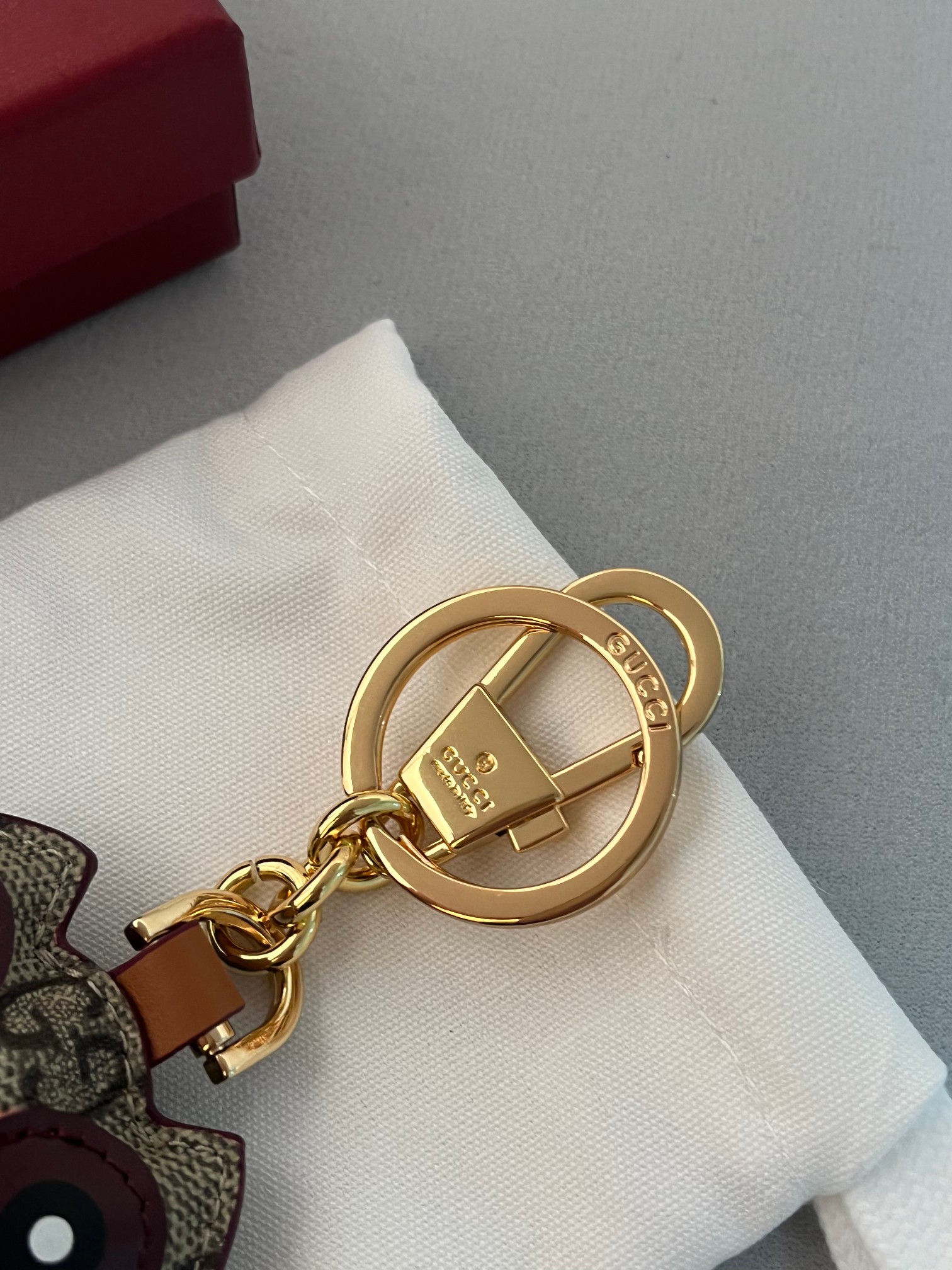 ❤️115包邮/原单代购级别
古驰全新GG Emblem系列焕新诠释品牌的隽永优雅风范和精湛工艺。这款俏皮可爱的手袋挂饰采用猫头鹰造型设计，精心点缀多色皮革细节，焕新演绎品牌全新标志性单品系列，也可当作钥匙