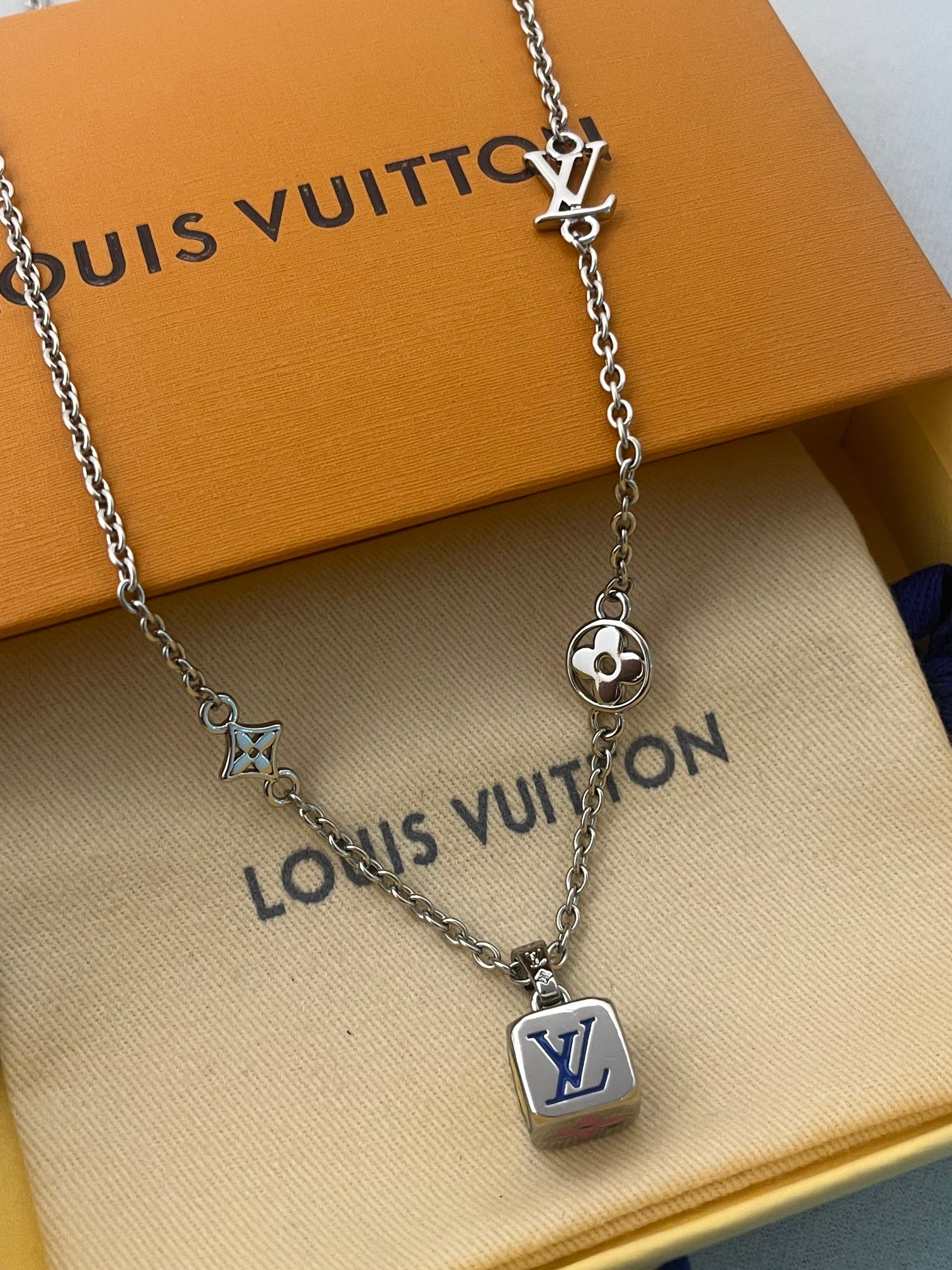 ❤️105包邮/原单代购级别
驴家LVDice 陸饰出自 Pharrell Wiliams 之手，为多重表面描绘形状和色调各异的图案，巧妙致意路易威登的经典元素。可单独佩戴或与其他坠饰叠戴
骰子项链