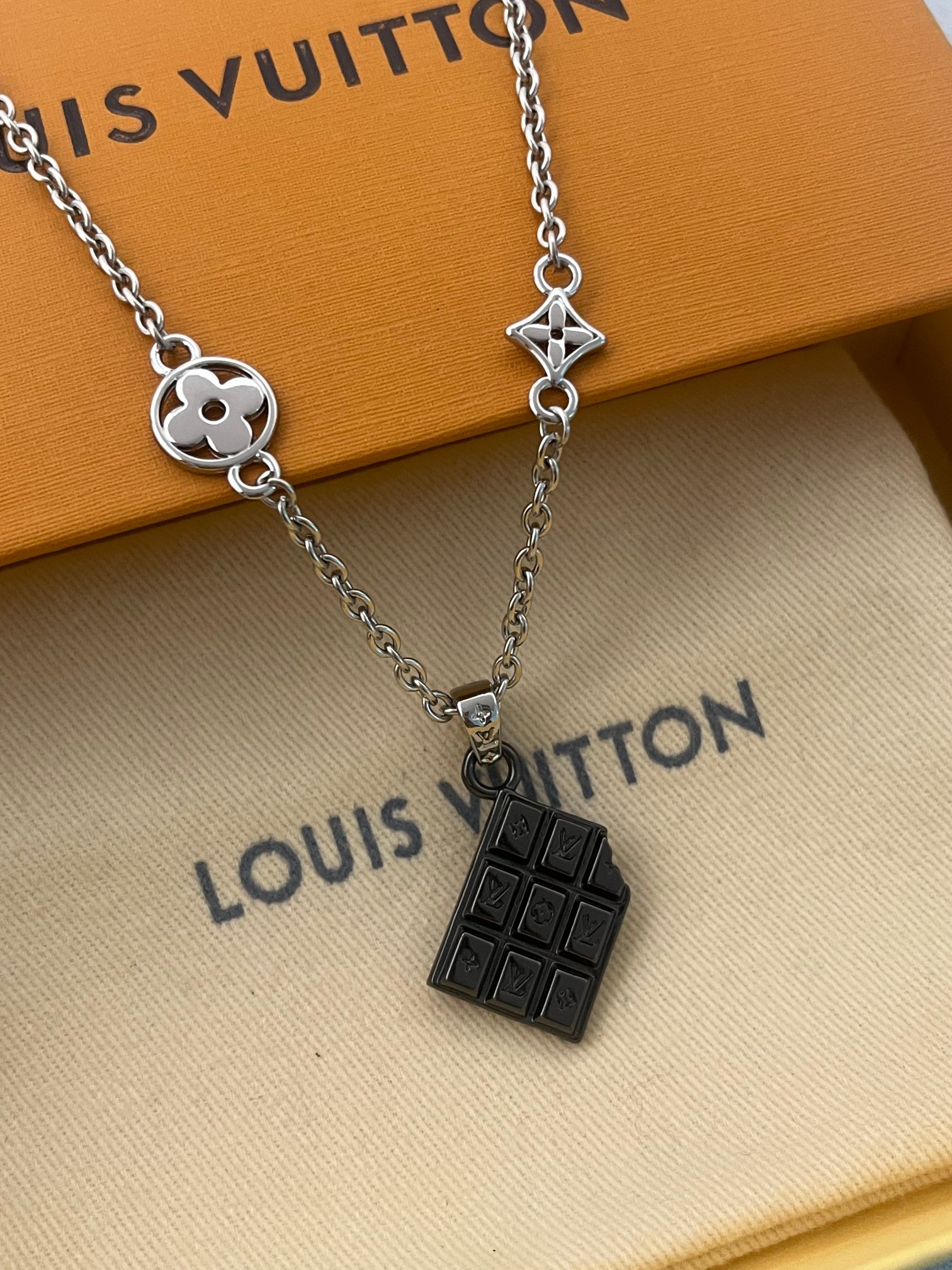 ❤️105包邮/原单代购级别
LV Chocolate Bar坠饰为不同方格镂刻LV字母和 Monogram 花卉，以边角的不规则缺口释放灵动趣意。无论搭配LVYours 项链或其他坠饰，均可彰显个性风采。
商品货号M02567	