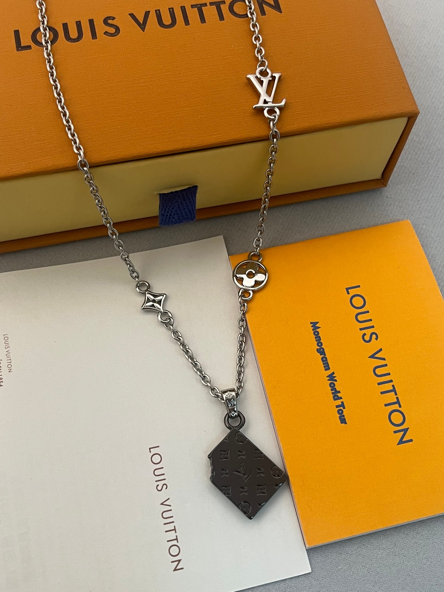 ❤️105包邮/原单代购级别
LV Chocolate Bar坠饰为不同方格镂刻LV字母和 Monogram 花卉，以边角的不规则缺口释放灵动趣意。无论搭配LVYours 项链或其他坠饰，均可彰显个性风采。
商品货号M02567	
