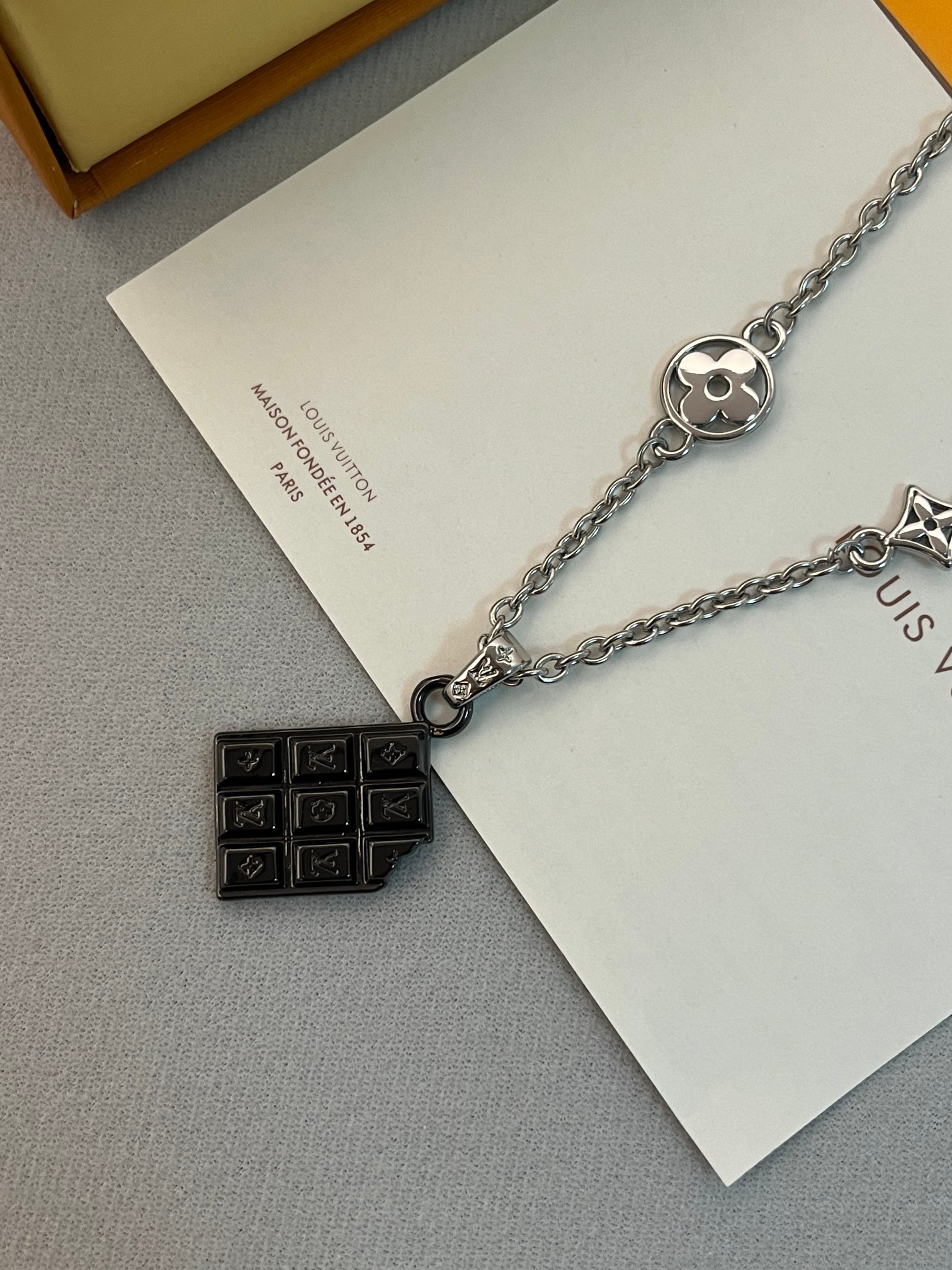 ❤️105包邮/原单代购级别
LV Chocolate Bar坠饰为不同方格镂刻LV字母和 Monogram 花卉，以边角的不规则缺口释放灵动趣意。无论搭配LVYours 项链或其他坠饰，均可彰显个性风采。
商品货号M02567	