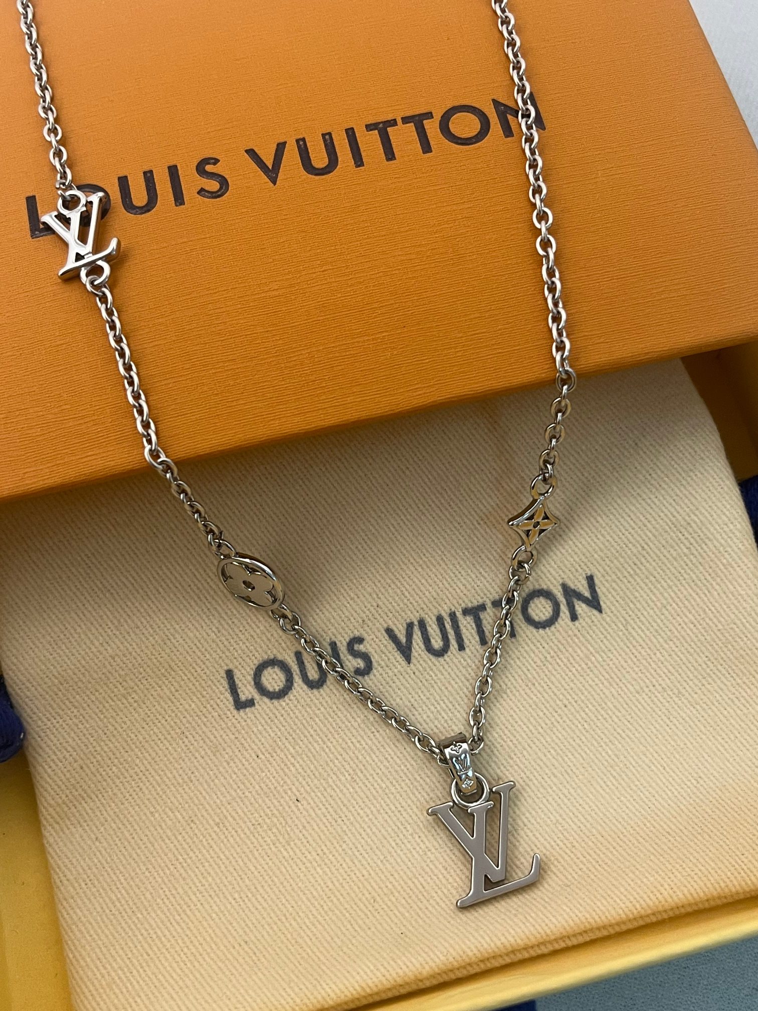 ❤️105包邮/原单代购级别
LV Dimension坠饰撷取 LV Dimension腰带搭扣的设计元素，为铭纹扣环悬挂莹泽 LV标识。可搭配LVYours项链，亦可单独佩戴或与其他坠饰叠戴。
商品货号M02747	