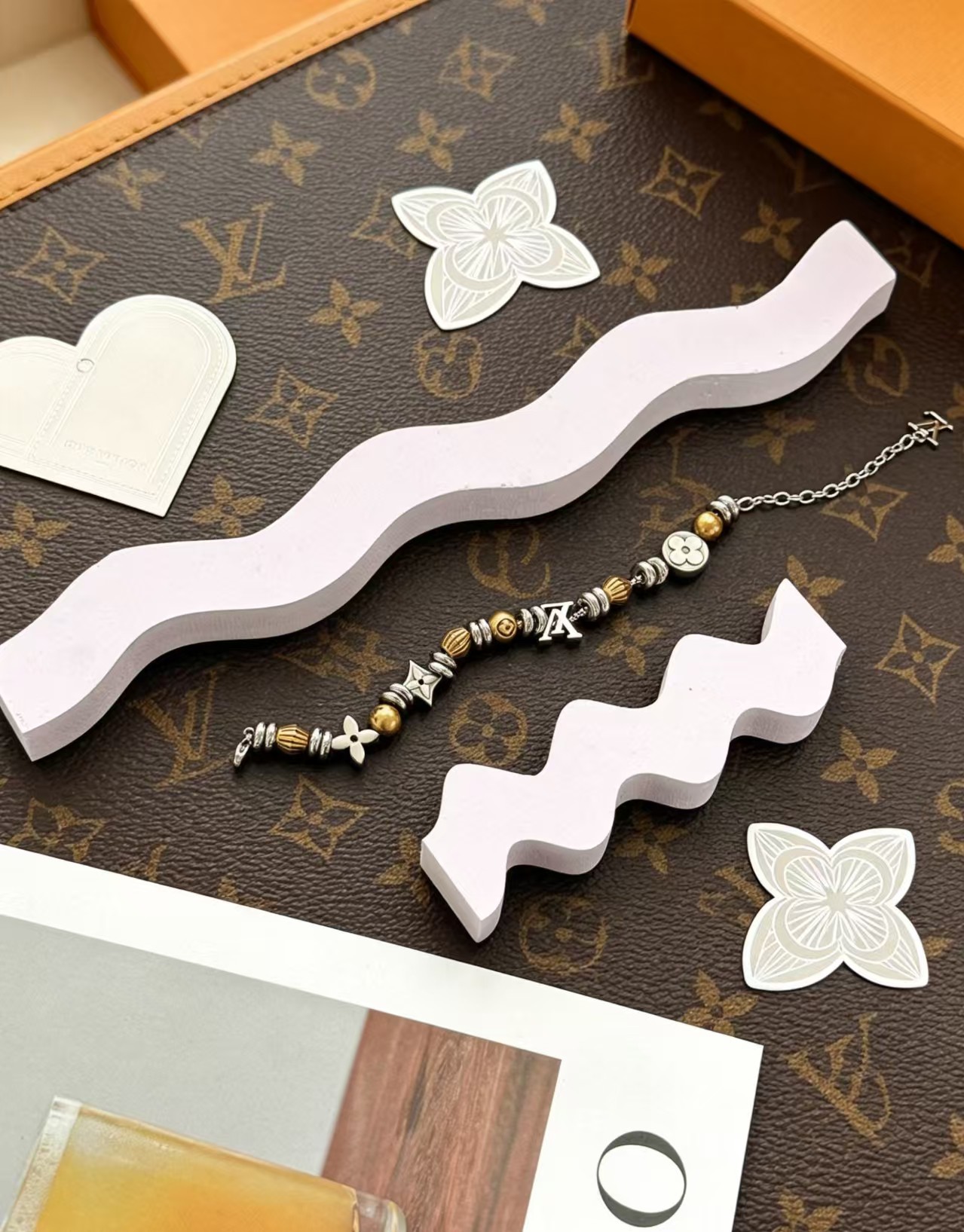 Louis Vuitton 1VEtemal Beads 手链选用莹泽金属打造 是对路易威登隽永元素的动人演绎