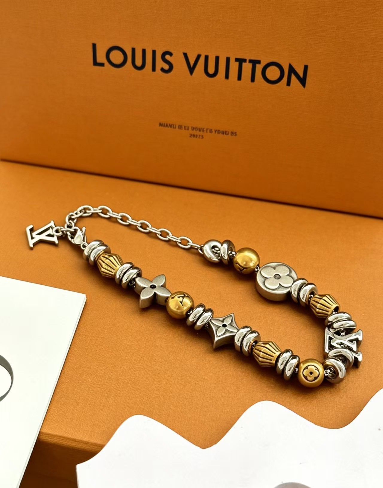 Louis Vuitton 1VEtemal Beads 手链选用莹泽金属打造 是对路易威登隽永元素的动人演绎