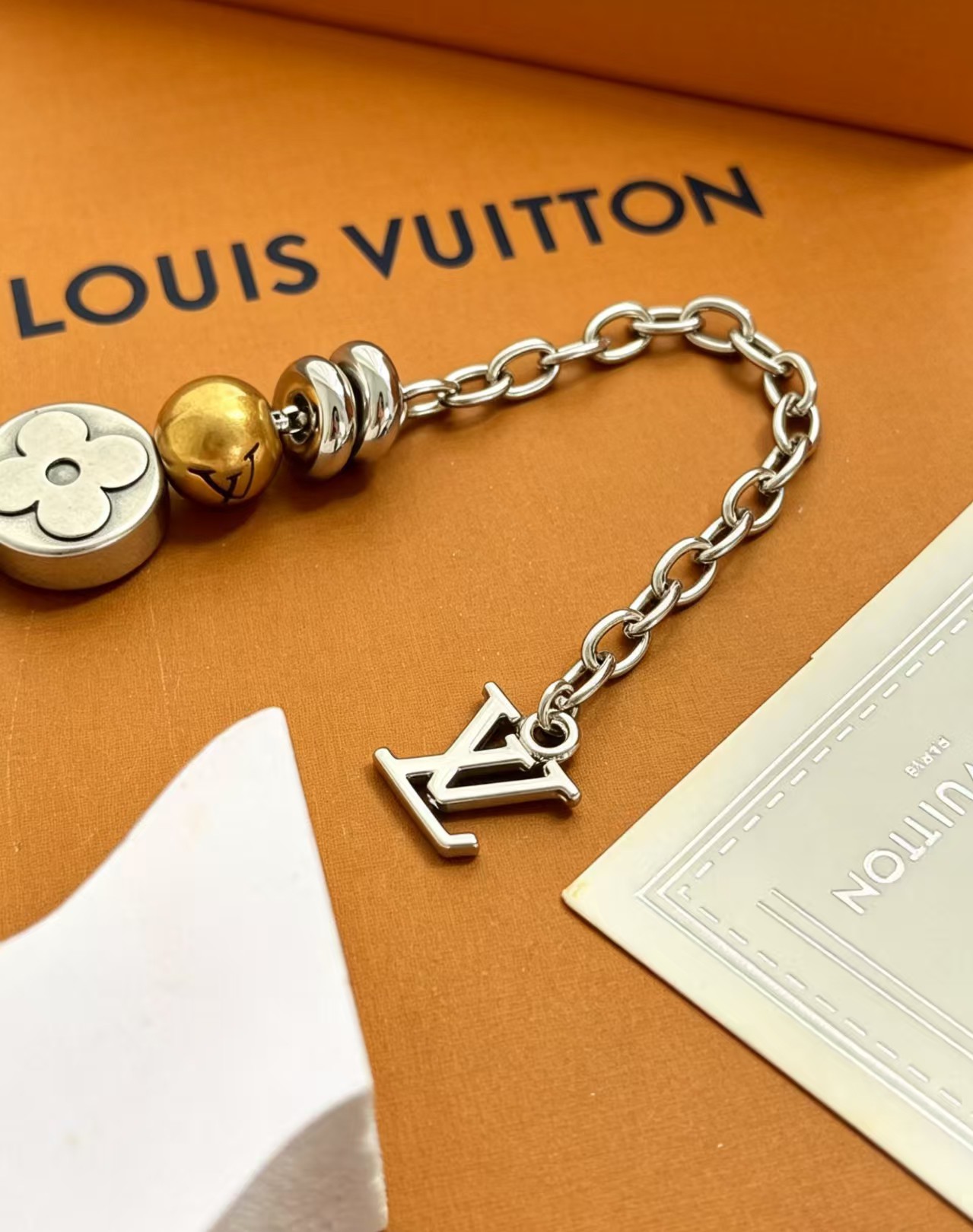 Louis Vuitton 1VEtemal Beads 手链选用莹泽金属打造 是对路易威登隽永元素的动人演绎
