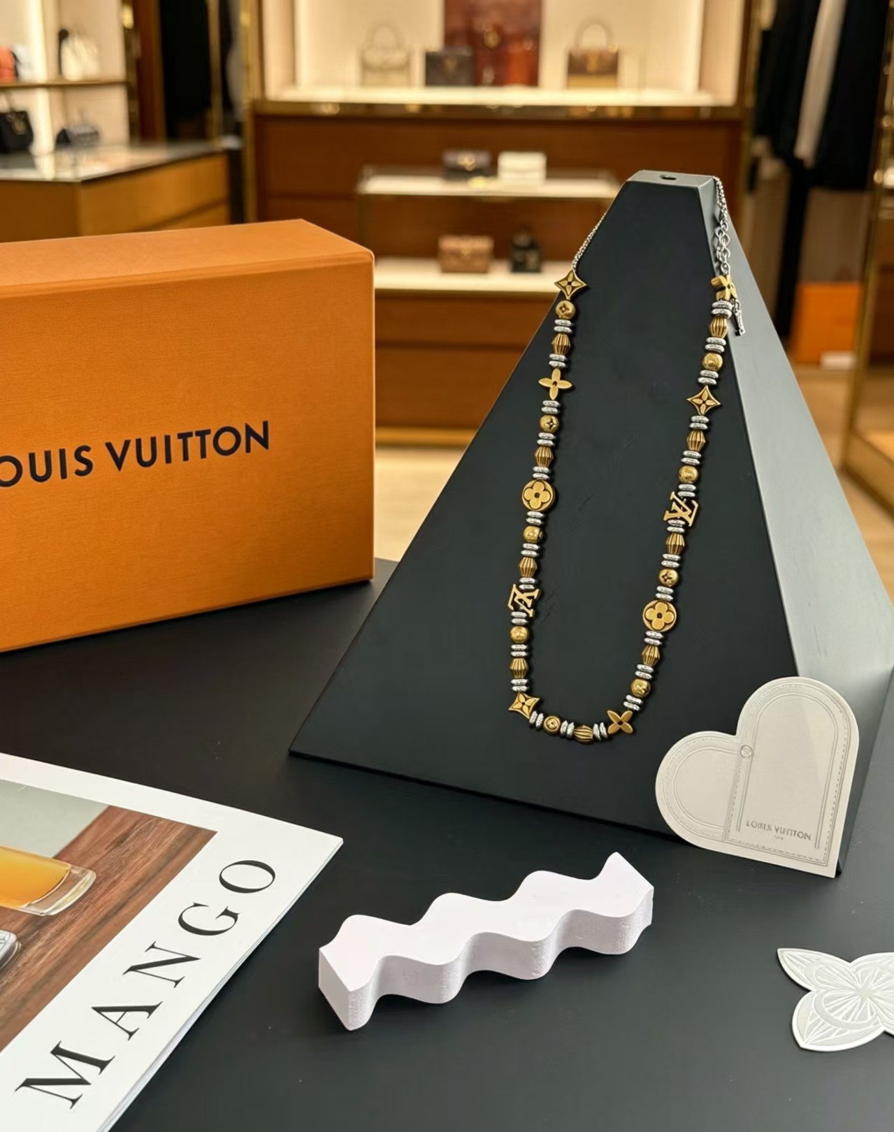 Louis Vuitton 1VEtemal Beads 手链选用莹泽金属打造 是对路易威登隽永元素的动人演绎