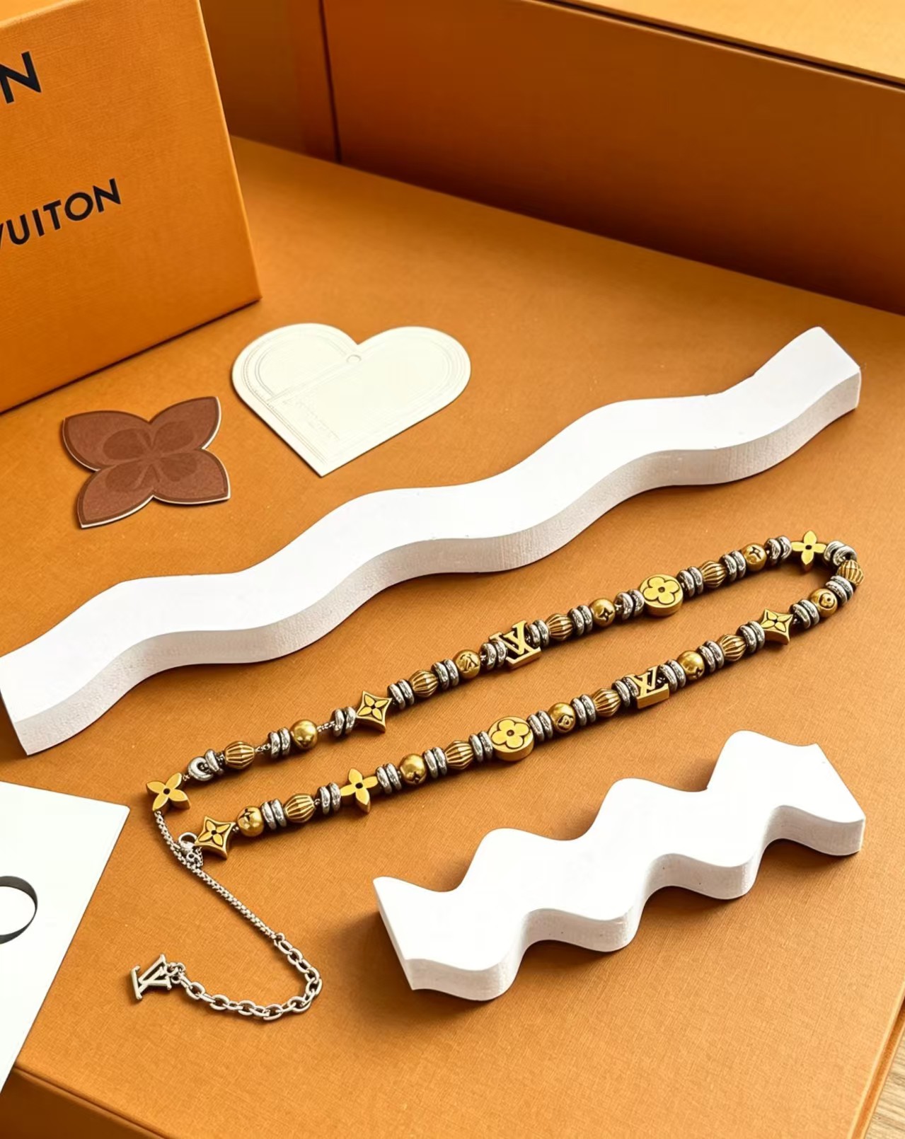 Louis Vuitton 1VEtemal Beads 手链选用莹泽金属打造 是对路易威登隽永元素的动人演绎