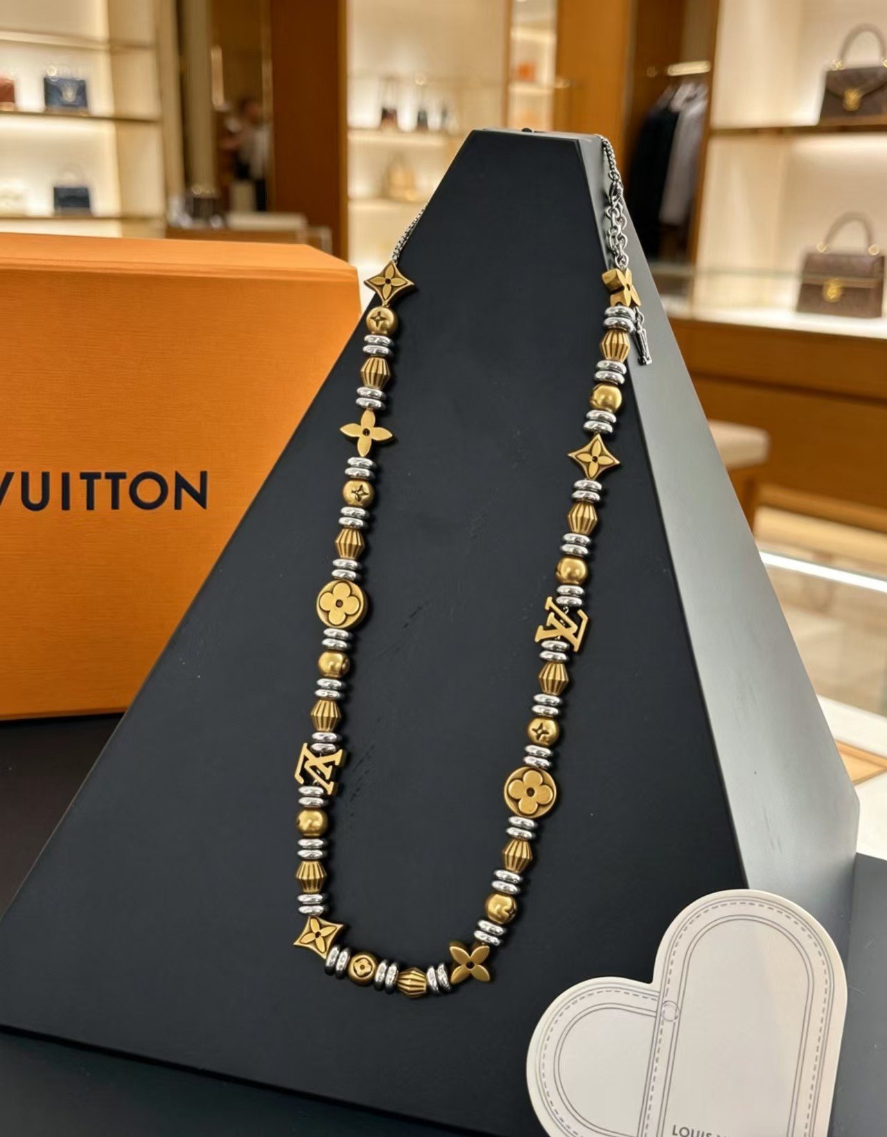 Louis Vuitton 1VEtemal Beads 手链选用莹泽金属打造 是对路易威登隽永元素的动人演绎
