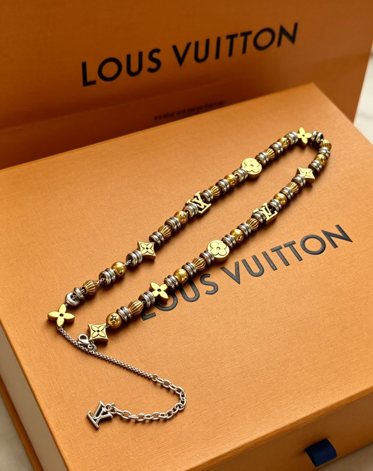 Louis Vuitton 1VEtemal Beads 手链选用莹泽金属打造 是对路易威登隽永元素的动人演绎