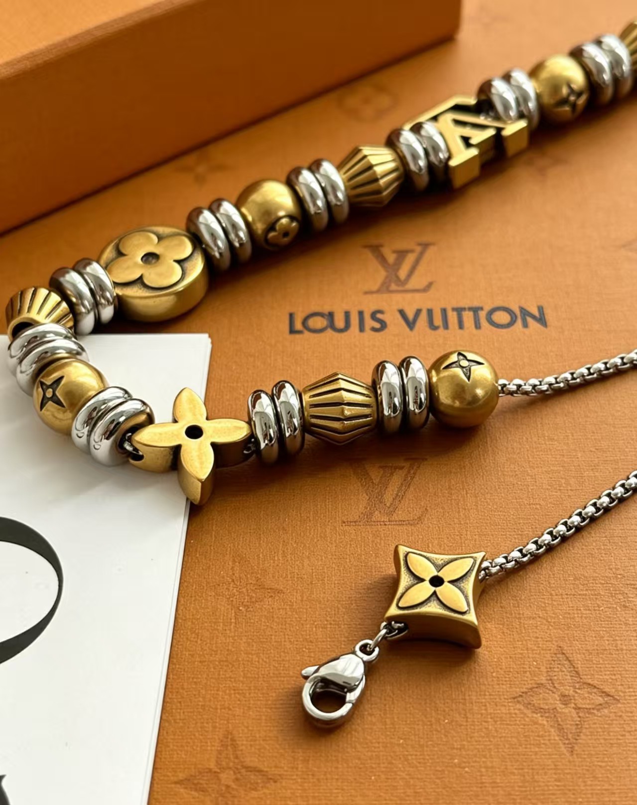 Louis Vuitton 1VEtemal Beads 手链选用莹泽金属打造 是对路易威登隽永元素的动人演绎