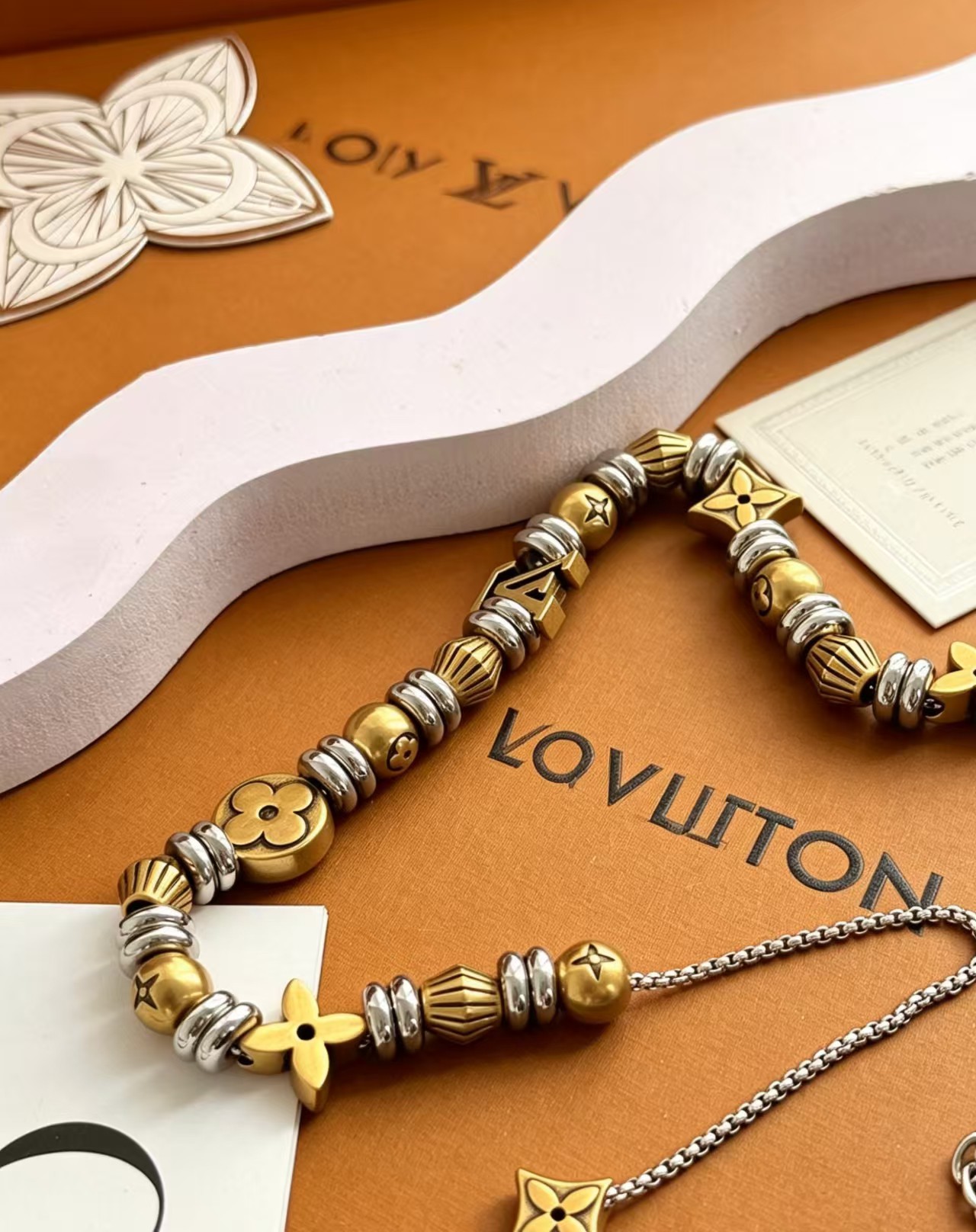 Louis Vuitton 1VEtemal Beads 手链选用莹泽金属打造 是对路易威登隽永元素的动人演绎