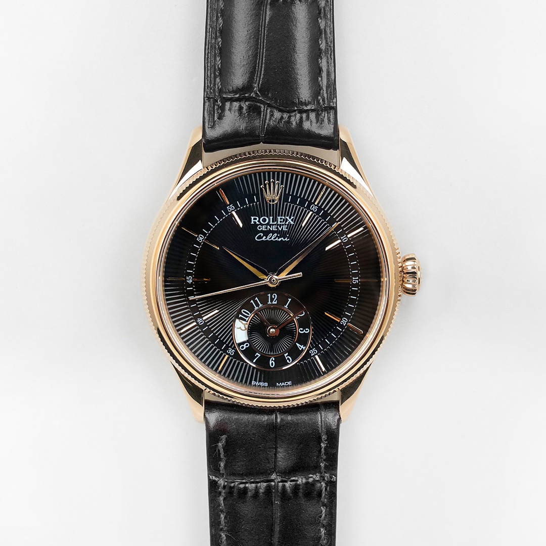 NO:146506,EW Rolex Celini Log Type 39 1 GMT function day and night function replacement version original version. 2 integrated mid-layer case, screw-in bottom cover and winding crown. 3 structural dimensions and thickness are synchronized with original, diameter 39 mm, thickness of 13.5 mm. 4 round arched sapphire glass, top Italian all-inclusive cowhide belt. 5 Shanghai mechanical movement, stable quality.,,rolex,cowhide19860909EW劳力士切利尼日志型39 1 GMT功能日夜功能调换对版原版. 2一体中层表壳,旋入式底盖及上链表冠. 3结构尺寸厚度同步原装,直径39毫米,厚度为13.5毫米. 4圆拱形蓝宝石玻璃,顶级意大利全包边牛皮带. 5上海机械机芯,品质稳定.,,rolex,cowhide,Watch