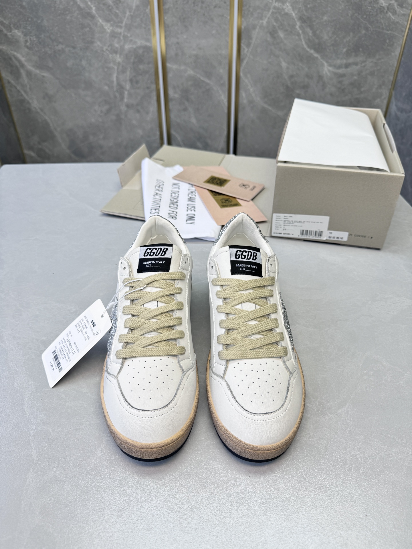 GGDB Distressed Small Dirty Shoes GGDB también es un estilo imprescindible, versátil y moderno, impecable. El diseño si…