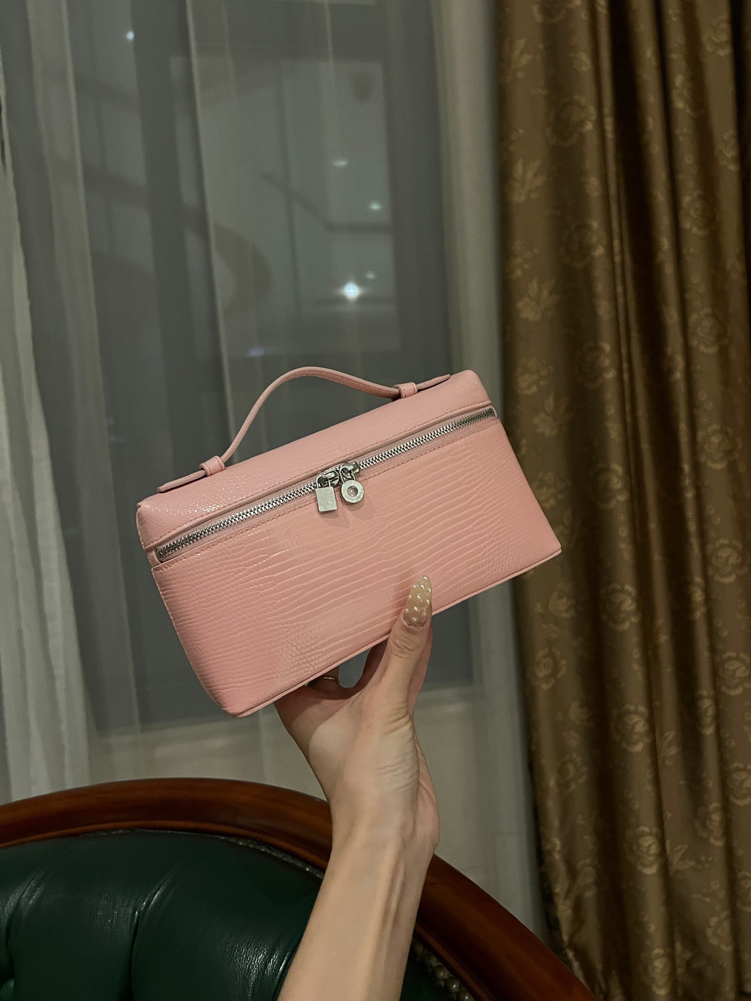 NO:713964,Loro iana counter synchronized lizard skin is really a popular old-money style that is popular all over the world. It is irresistible. It is difficult to buy at the counter. loro piana, Hermes,19860909Loro iana专柜同步蜥蜴皮真的是火爆全球妥妥的老钱之风,无法抗拒 专柜很难买到,,loro piana,Hermes,,Bag