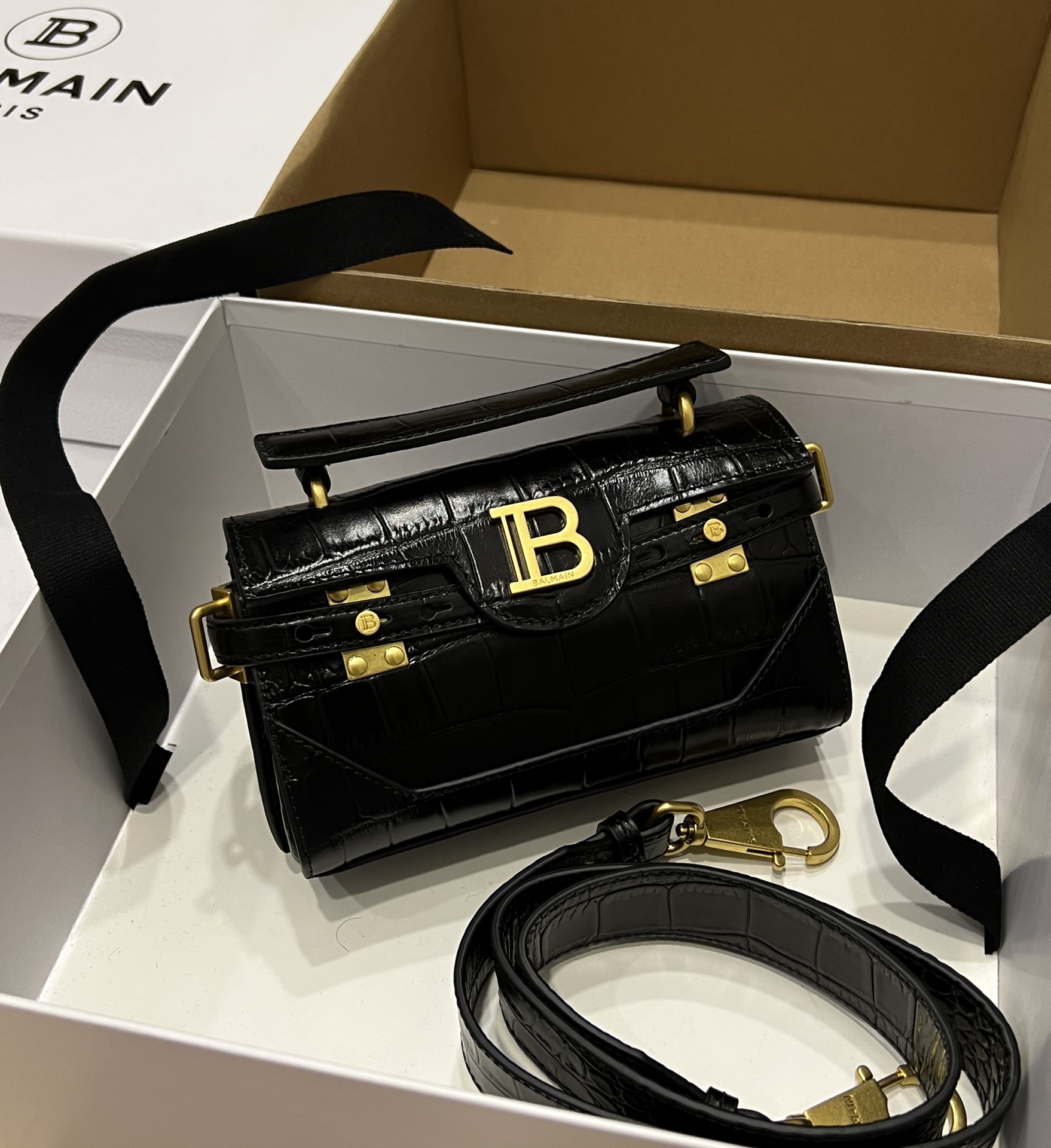 NO:175534,Balmain's most popular bag is popular in the entire net cowhide pressed crocodile pattern fashion queen style, not only suitable for daily commuting, but also simple, atmospheric, fashionable, low-key and high-end supply!  Sizs:19*12*7.5, DG, balmain, balmain, Dolce & Gabbana, cowhide19860909巴尔曼Balmain 最火的包包火爆全网牛皮压鳄鱼纹时尚女王范,不仅适合日常通勤,简约大气时髦低调又高级现货供应！Sizs:19*12*7.5,DG,balmain,balmain,Dolce&Gabbana,cowhide,Bag