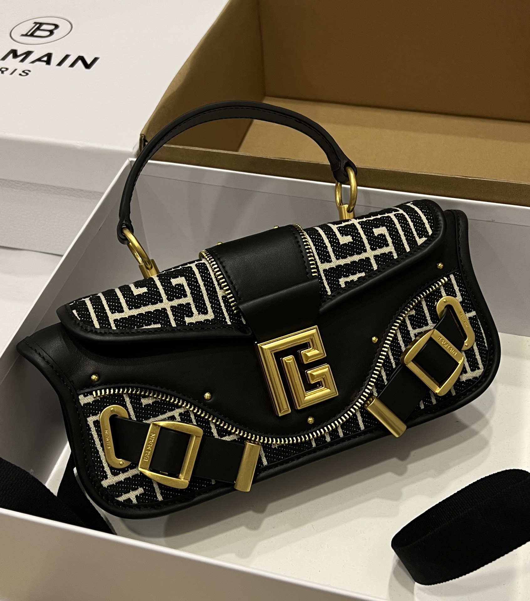 NO:175545,The most popular bag is too high-end, with a large capacity, and it is enough for everyday use classic presbyterians and cowhide. DG, balmain, balmain, Dolce & Gabbana, cowhide19860909隆重推出#巴尔曼Balmain 最火的包包太高级了吧,超大容量,日常足够用经典老花配牛皮现货供应,DG,balmain,balmain,Dolce&Gabbana,cowhide,Bag