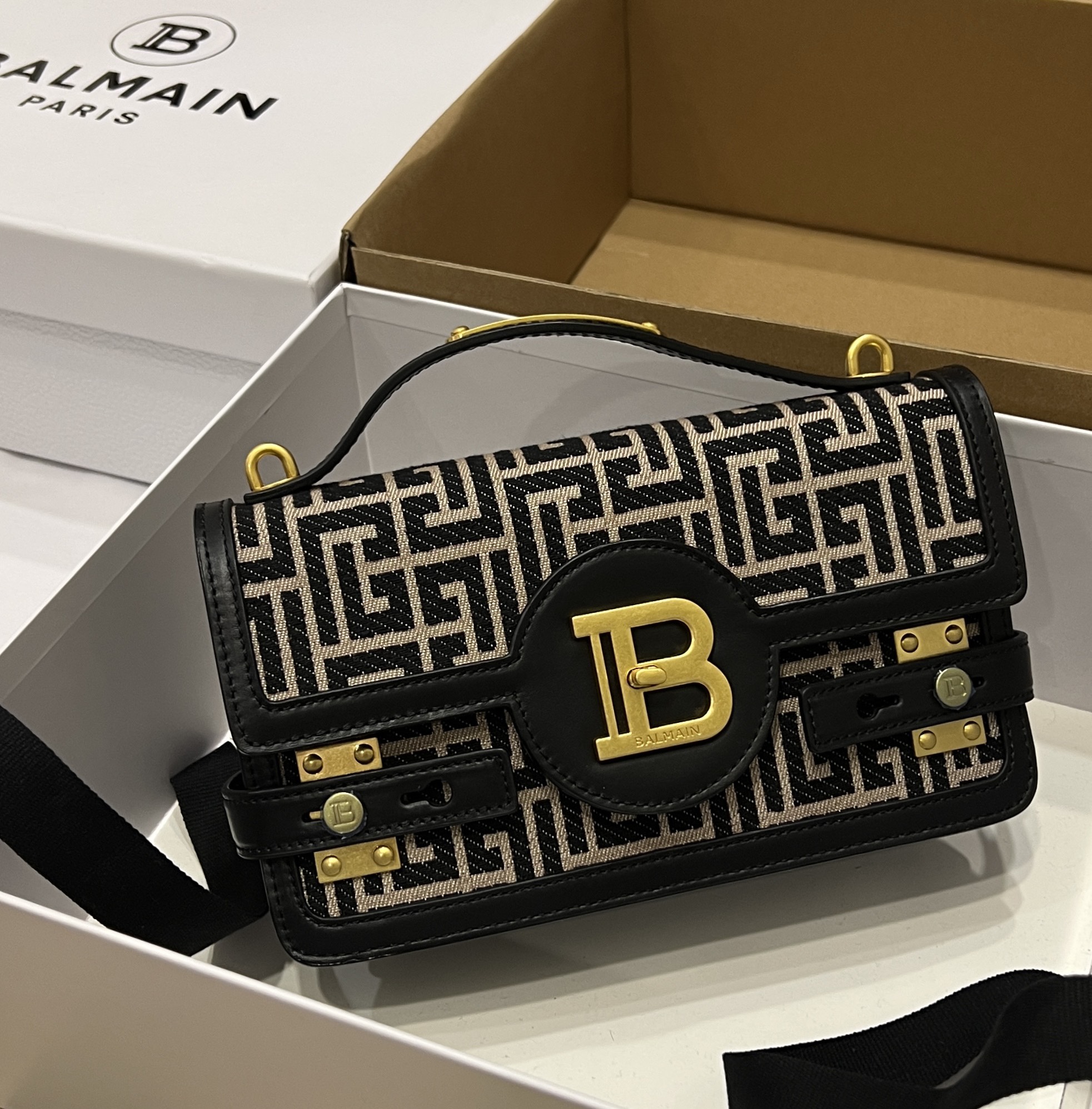 NO:175530,Balmain's most popular bag is popular on the entire network, cowhide canvas, classic and versatile, not only suitable for daily commuting, but also simple, atmospheric, fashionable, low-key, high-end classic presbyterian, available in stock!  Sizs:23*14*8cm, DG, balmain, balmain, Dolce & Gabbana, cowhide19860909巴尔曼Balmain 最火的包包火爆全网牛皮拼帆布经典百搭,不仅适合日常通勤,简约大气时髦低调又高级经典老花咖,现货供应！Sizs:23*14*8cm,DG,balmain,balmain,Dolce&Gabbana,cowhide,Bag